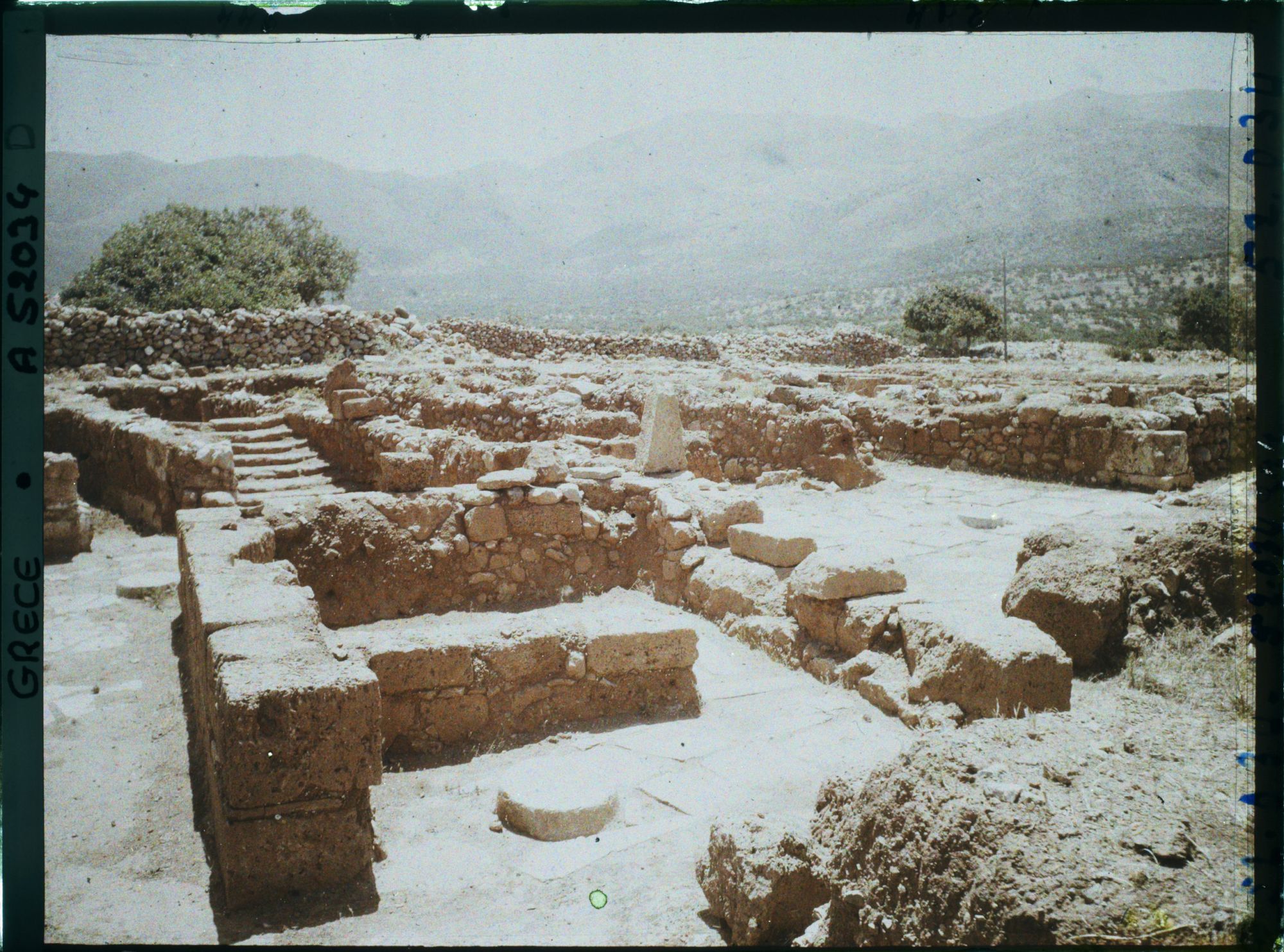 Image représentant Le palais. Dans le quartier nord du palais. Un escalier d'accès au premier étage