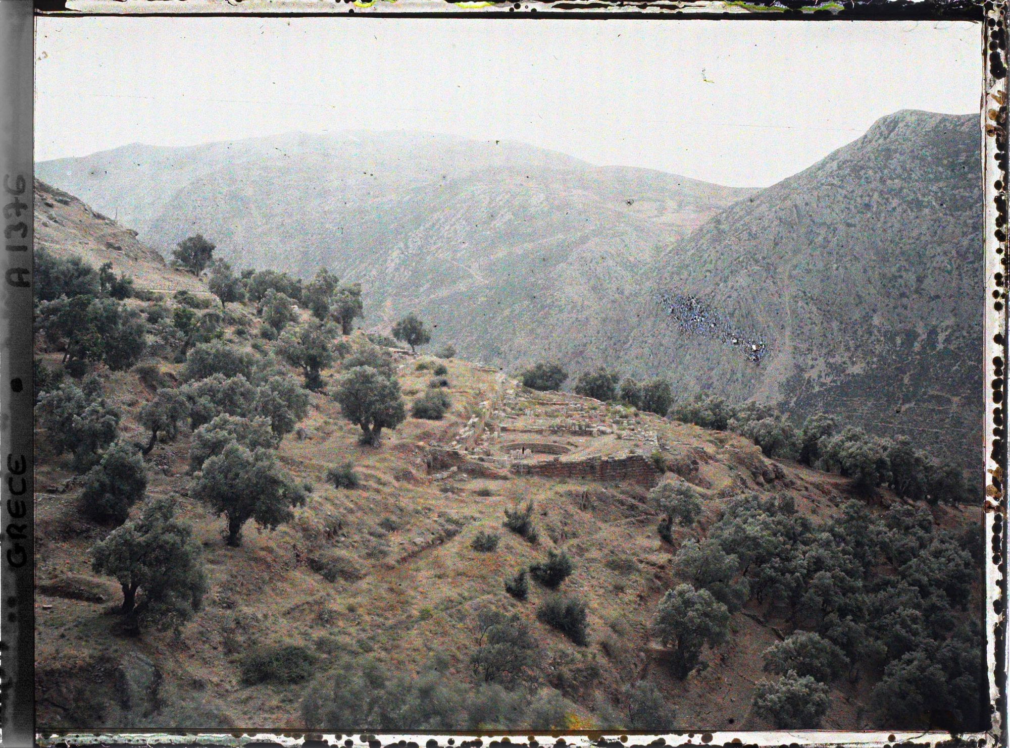 Image représentant Vue plongeante sur le Gymnase : la piscine (bain froid) et derrière elle, le palestre (une dépendance)