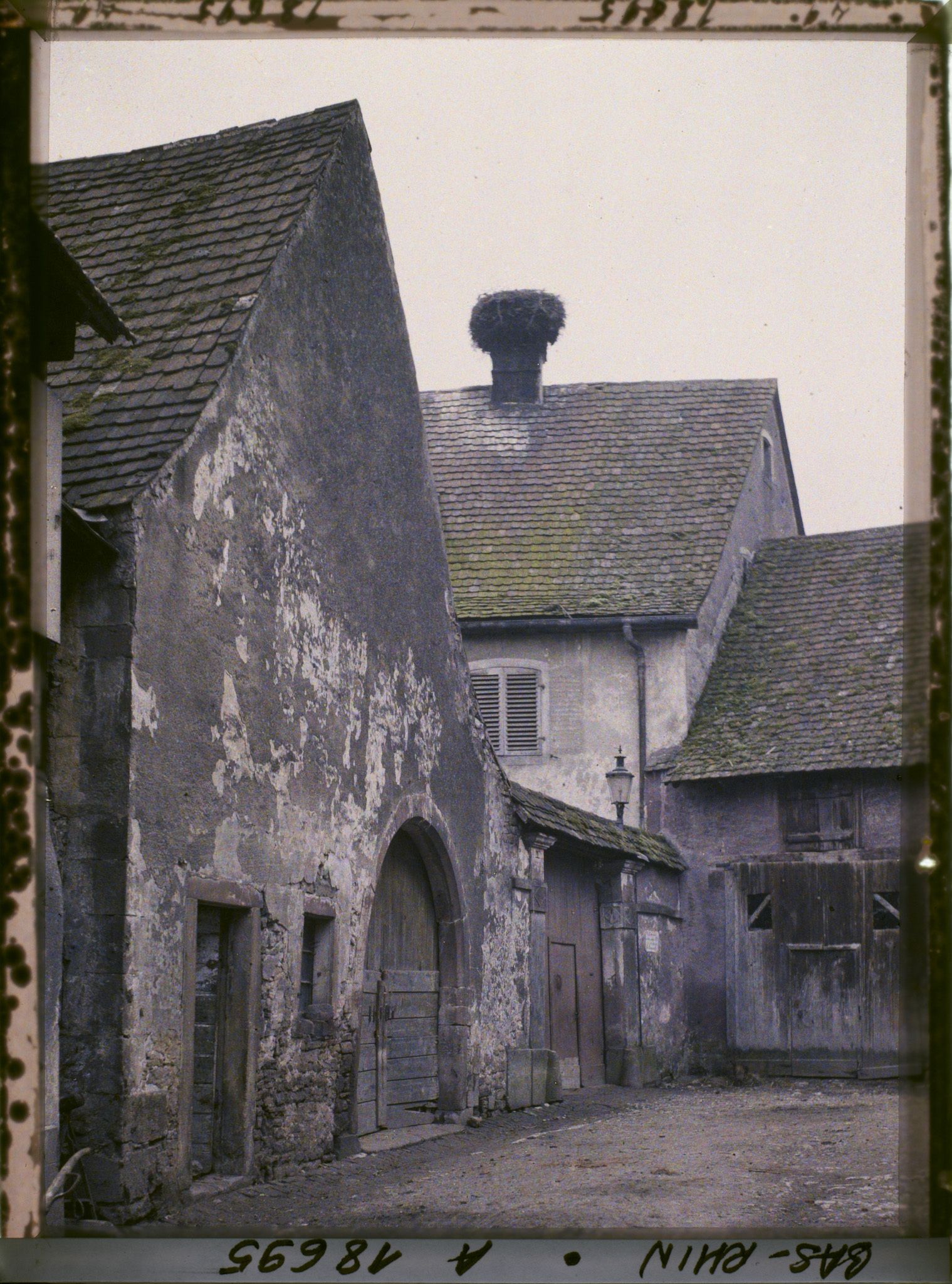 Image représentant France, Marmoutier, Un fond de ruelle avec un nid de Cigognes