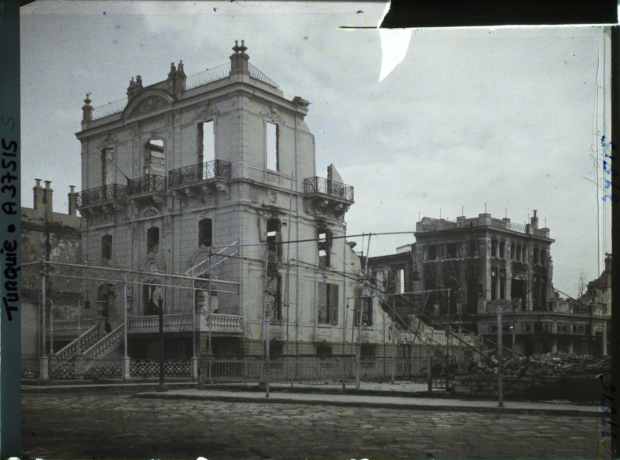 Image représentant Turquie, Smyrne, Les Quais de Smyrne - Club des Chasseurs, au Coin de la Rue des Anglais