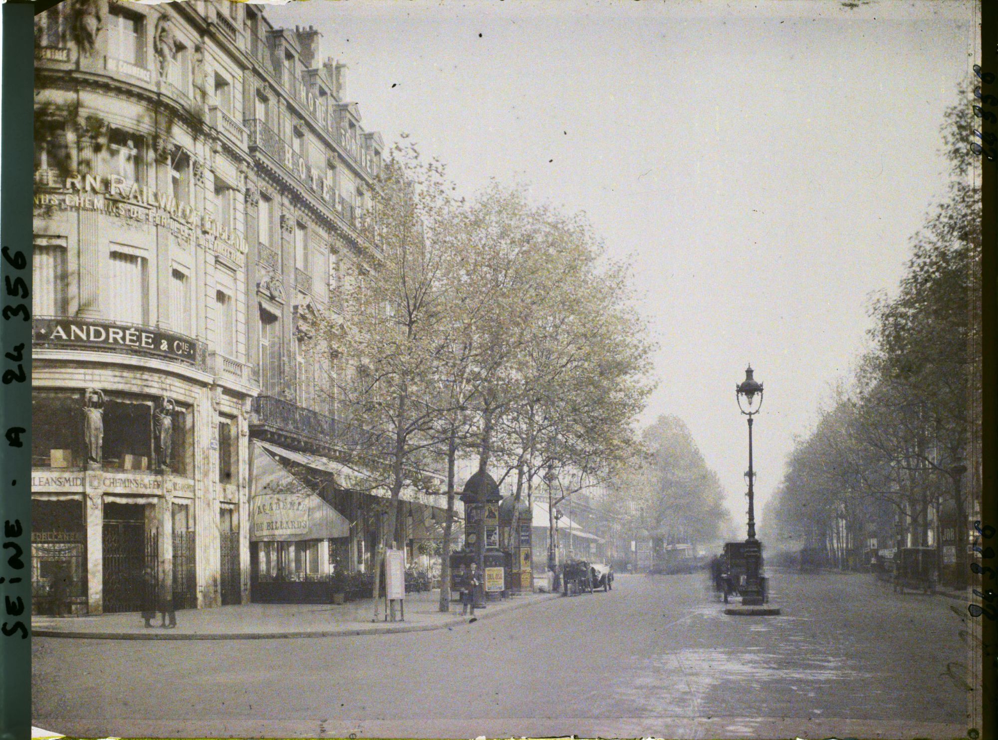 Image représentant Le boulevard des Capucines, à l'angle de la rue Edouard-VII