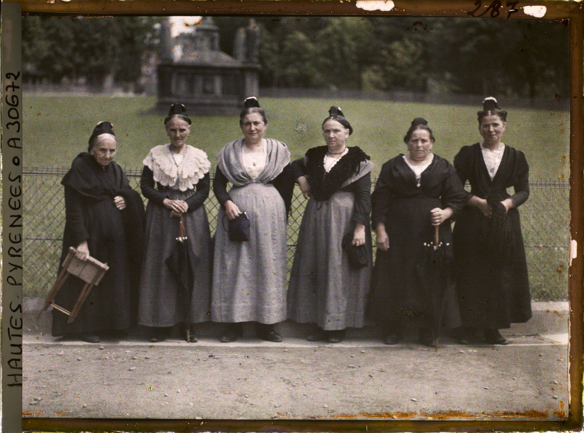 Image représentant France, Lourdes, Un groupe d'Arlésiennes venues au Pélérinage