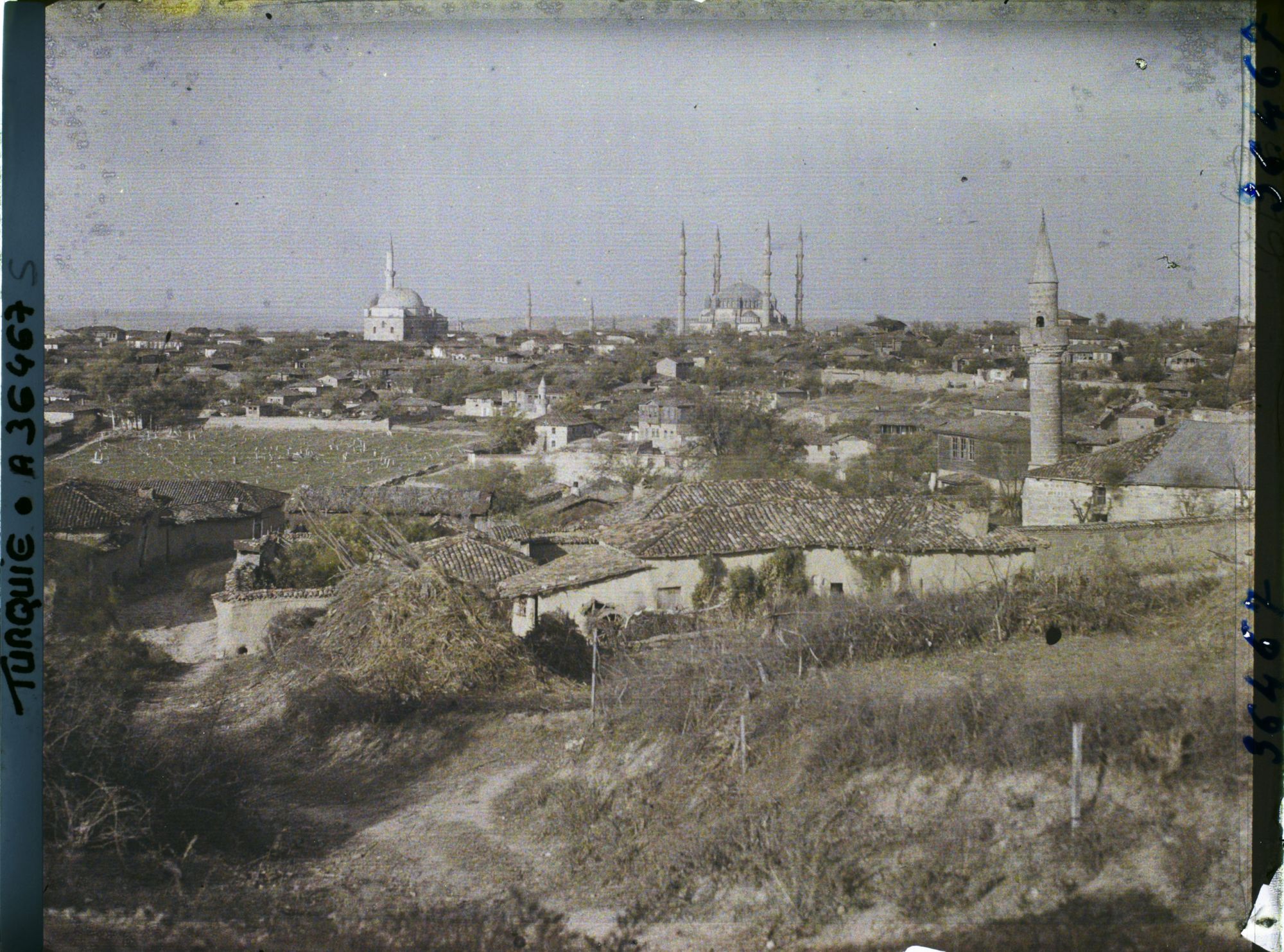 Image représentant Panorama vers la ville. Au centre, Selimiye Camii (la Grande Mosquée)