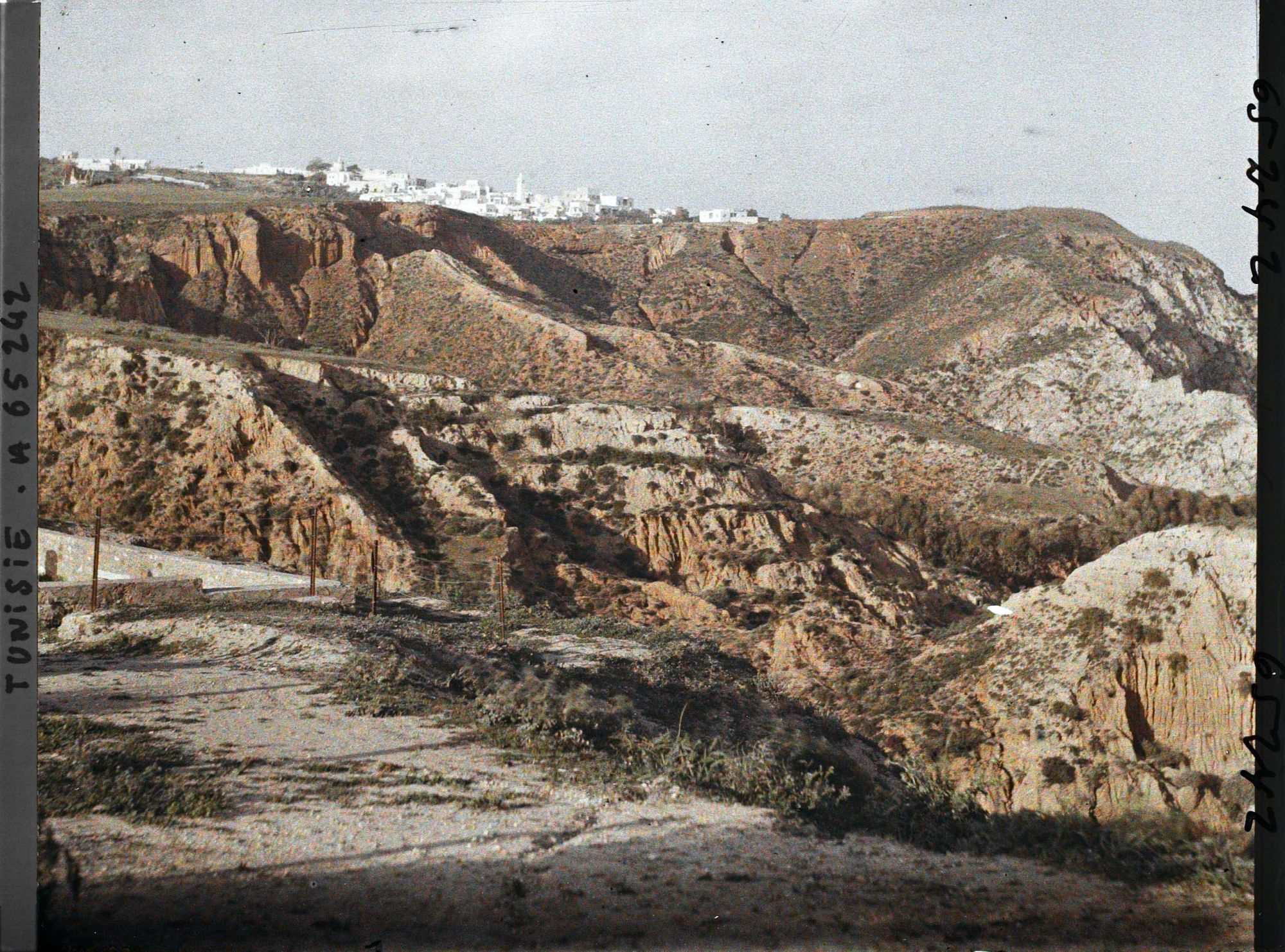 Image représentant Le village vu depuis le bas des falaises