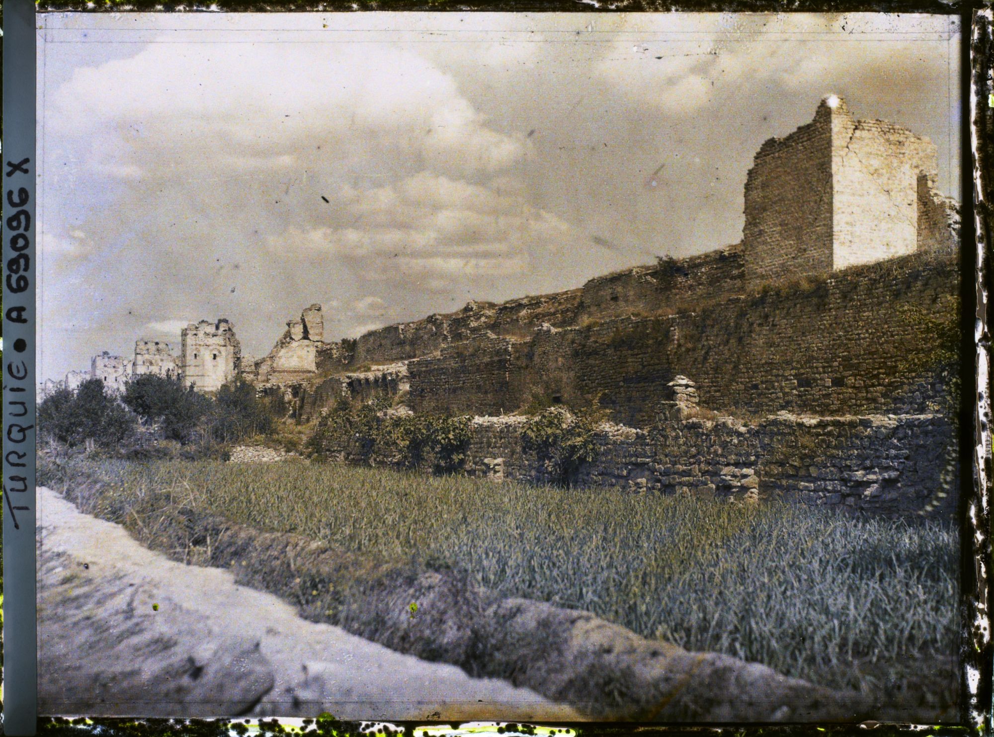 Image représentant Segment du mur de l'enceinte de la vieille ville (tours carrées et murs)