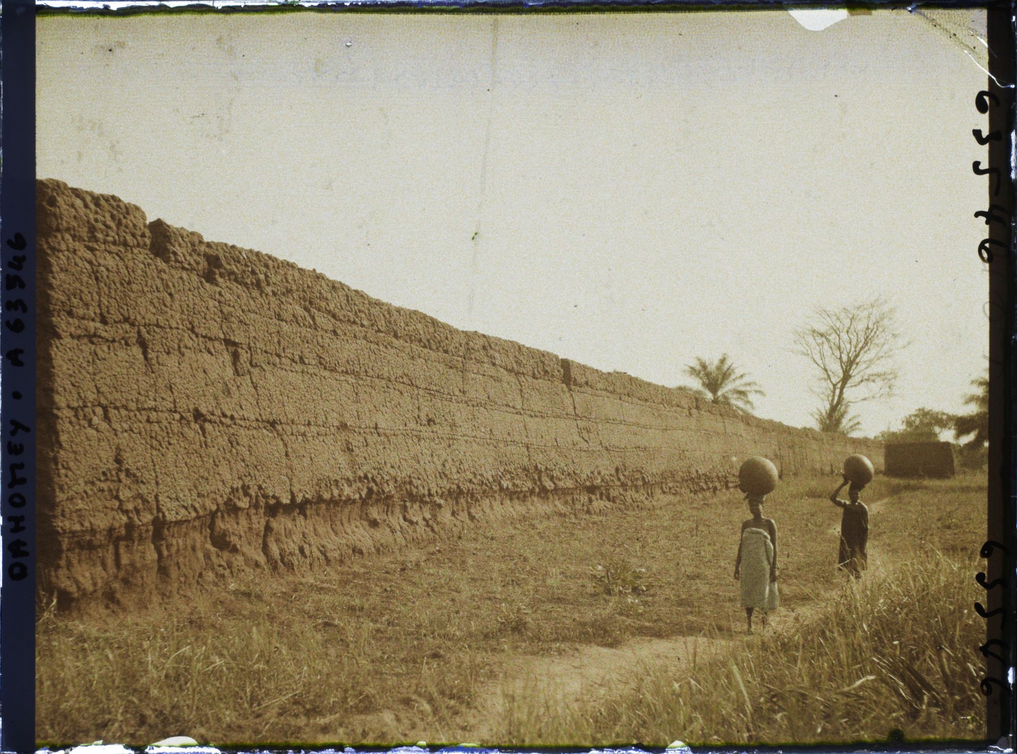 Image représentant Mur d'enceinte du palais privé (tata) de  null Guézo