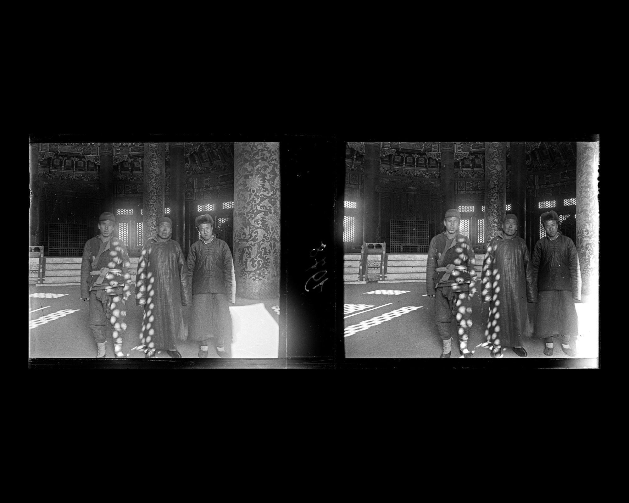 Image représentant Tiantan ("temple du Ciel"). Trois hommes posant à l'intérieur de Qiniandian ("pavillon de Prière pour de Bonnes Récoltes"), l'édifice principal de Qigutan ("autel de la Prière aux Céréales")