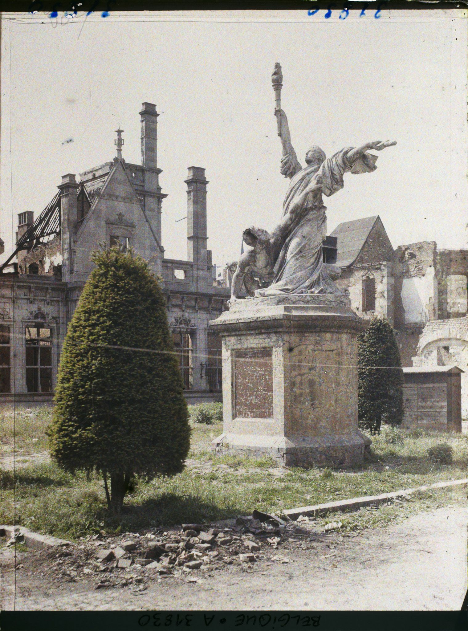 Image représentant Belgique, Dinant, Ruines de l'Hôtel de Ville et Triomphe de la Lumière par Wiertz