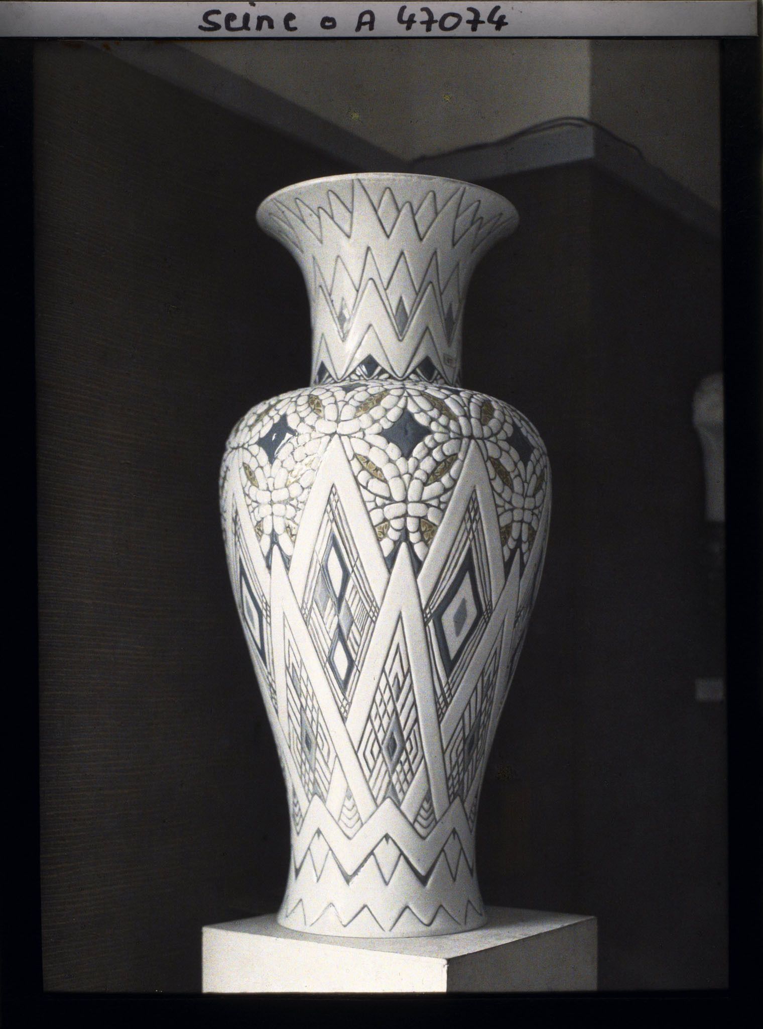 Image représentant L'Exposition des arts décoratifs, Manufacture Nationale de Sèvres, un vase