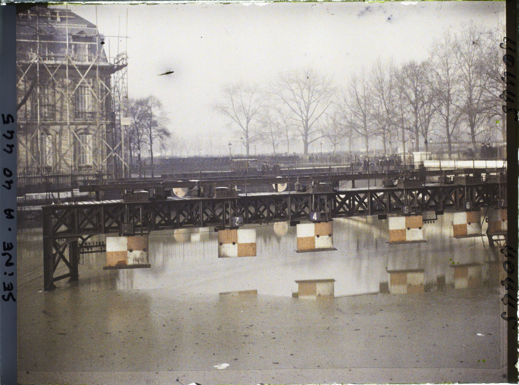 Image représentant La ligne de chemins de fer des Invalides inondée par la crue de la Seine