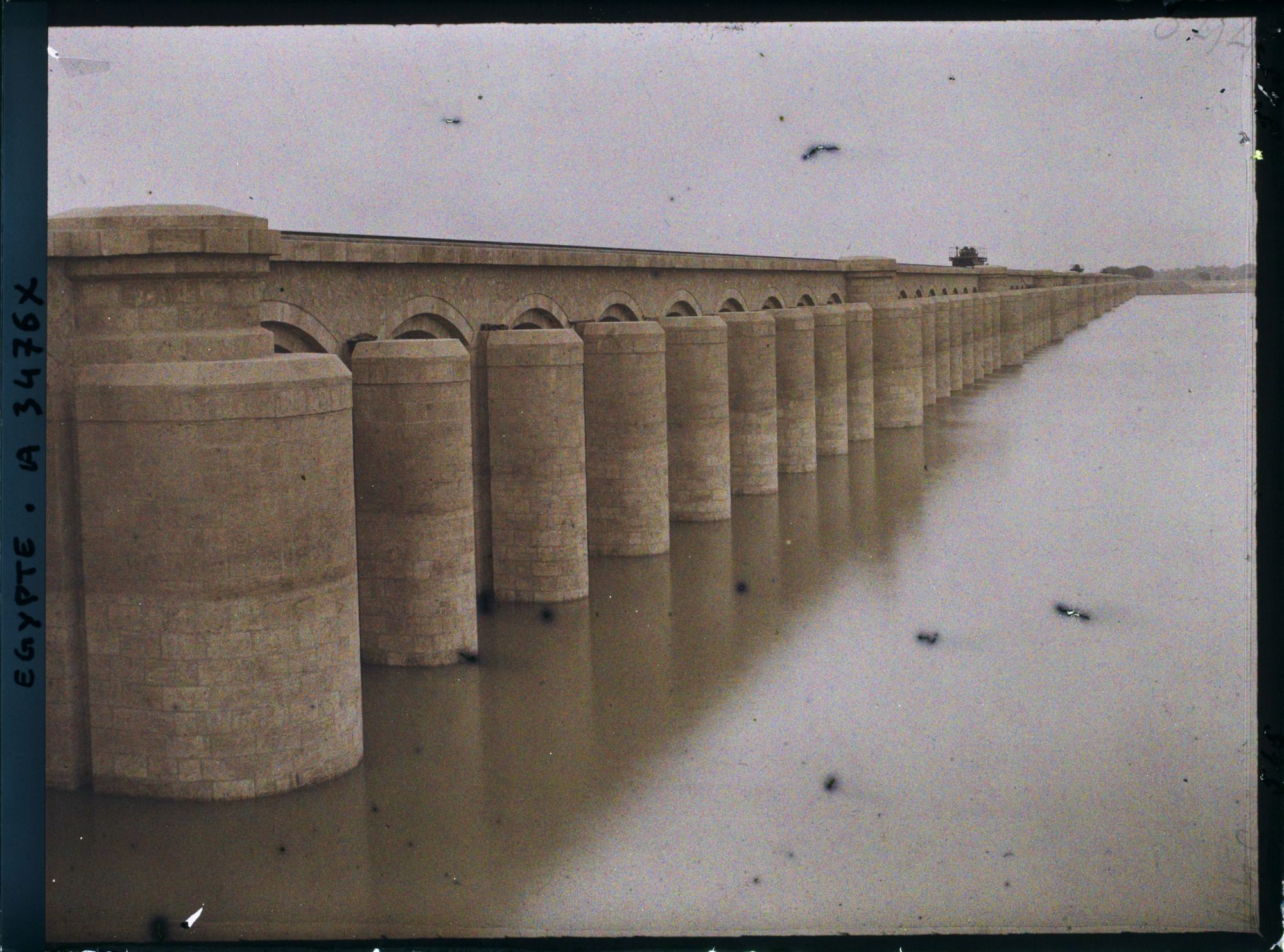 Image représentant Sur les hauteurs du barrage hydraulique, en amont