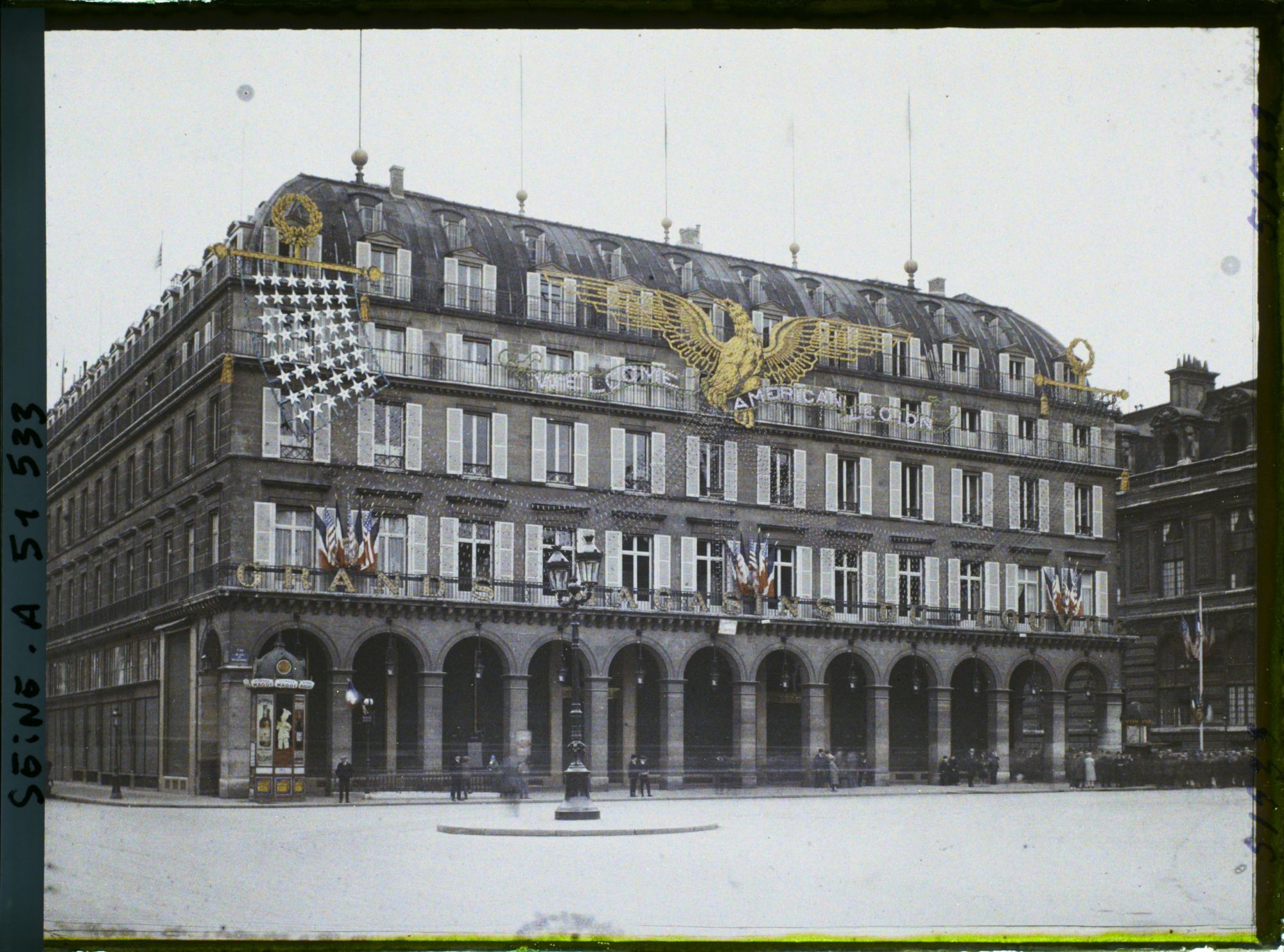 Image représentant Décorations sur les magasins du Louvre place du Palais-Royal pour le 9ème congrès de la Légion Américaine (American Legion)