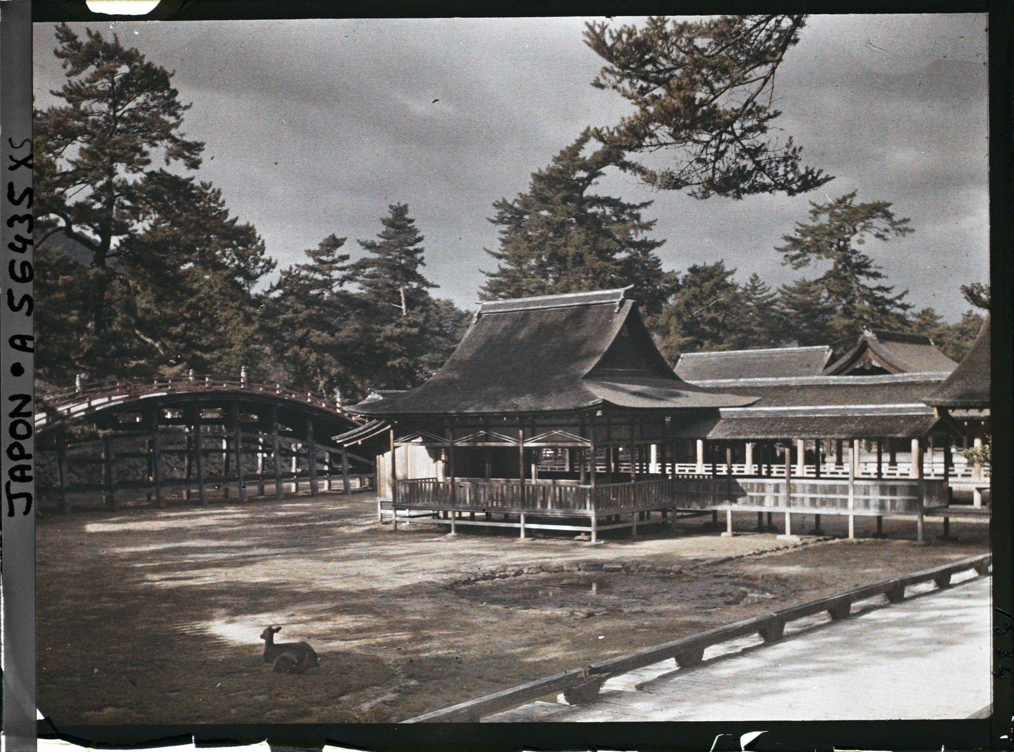 Image représentant Le soribashi (" pont arqué ") et le Tenjin-sha
