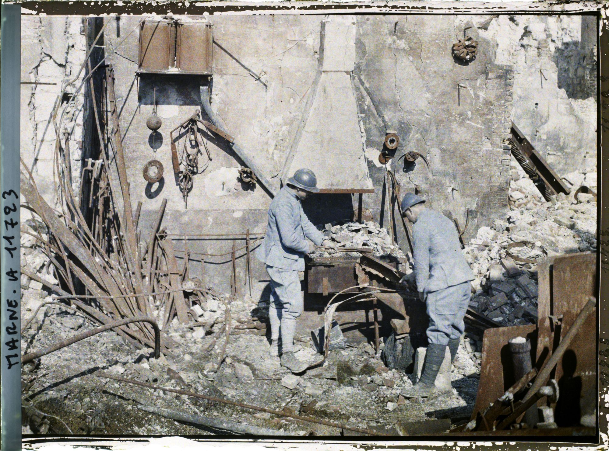 Image représentant France, Reims, Soldat du Génie travaillant dans une forge détruite