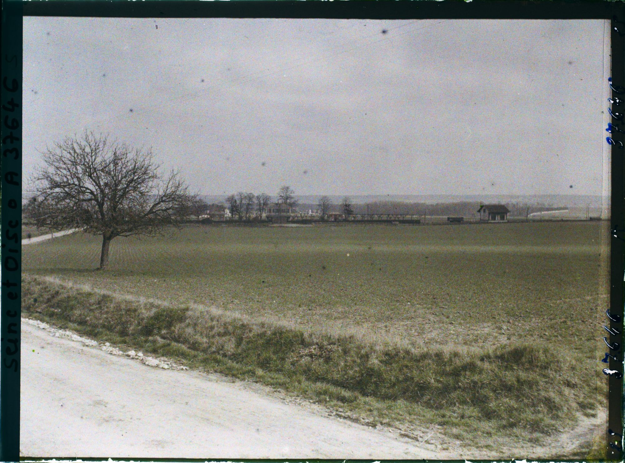 Image représentant France, Les Clayes, Champ de blé, vue prise vers la Gare