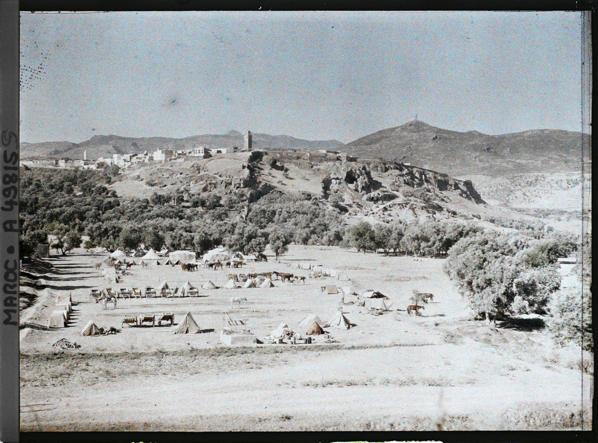 Image représentant La vieille ville dominée par le minaret de la grande mosquée, vue du camp Girardot