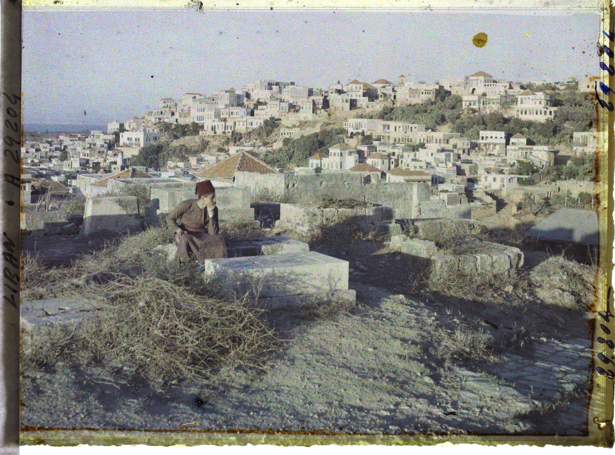 Image représentant Vue générale de la ville haute depuis un cimetière musulman