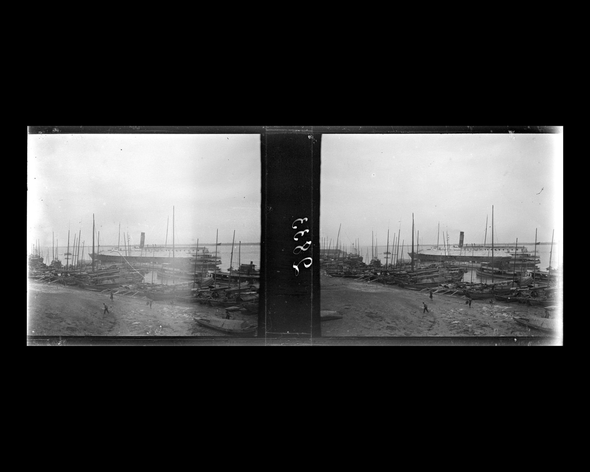 Image représentant Un navire à passagers amarré à un ponton abrité servant d'embarcadère sur le Yangzijiang ("fleuve Bleu")