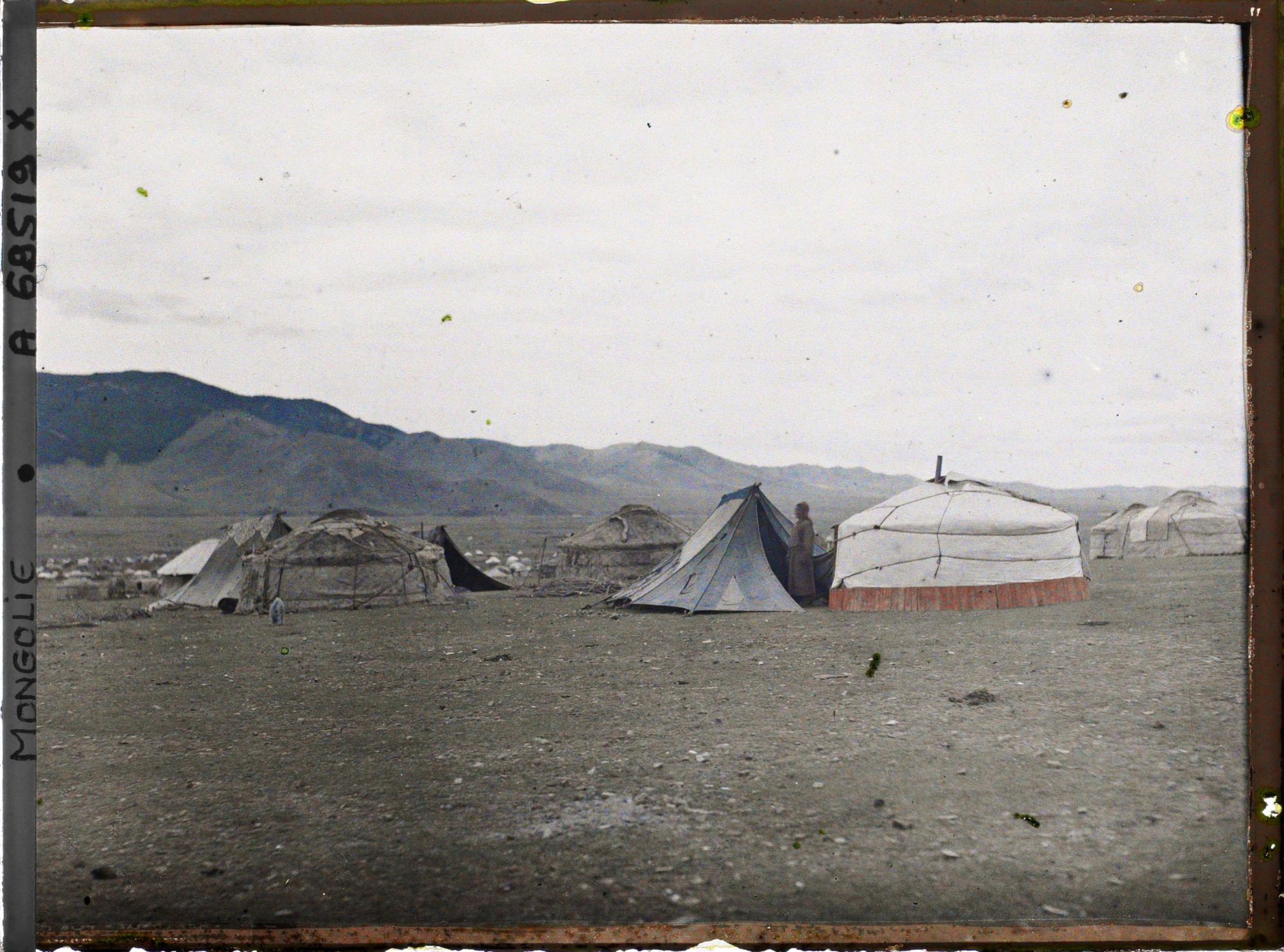 Image représentant Un campement de yourtes et de tentes