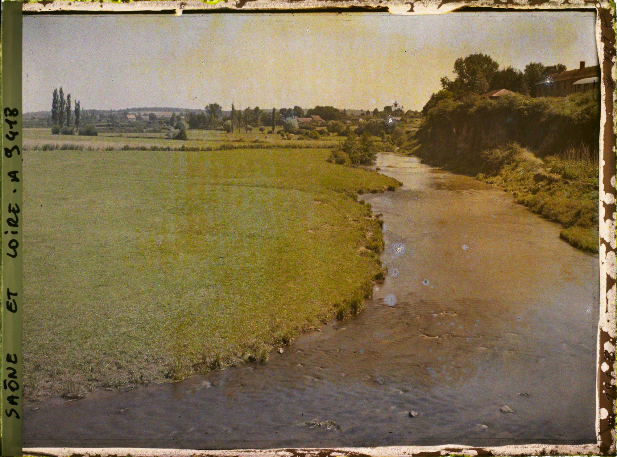 Image représentant Panorama des environs d'Autun et sur l'Arroux depuis le pont du même nom, avec à droite les vestiges des remparts augustéens