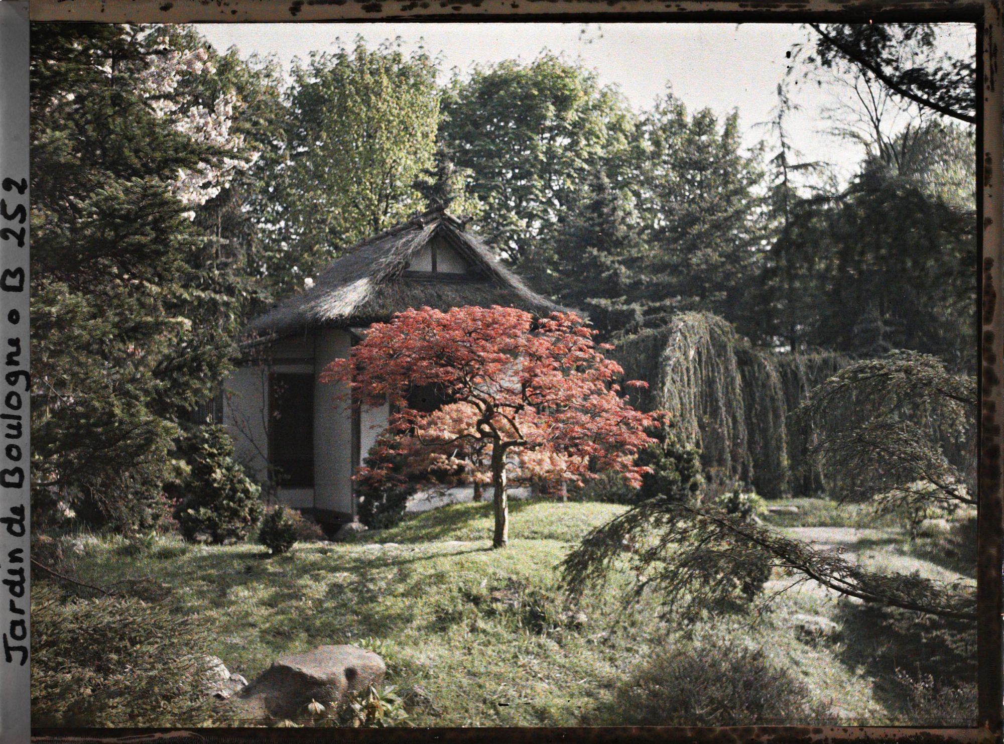 Image représentant Façade principale (sud) de la maison de thé du " village japonais "