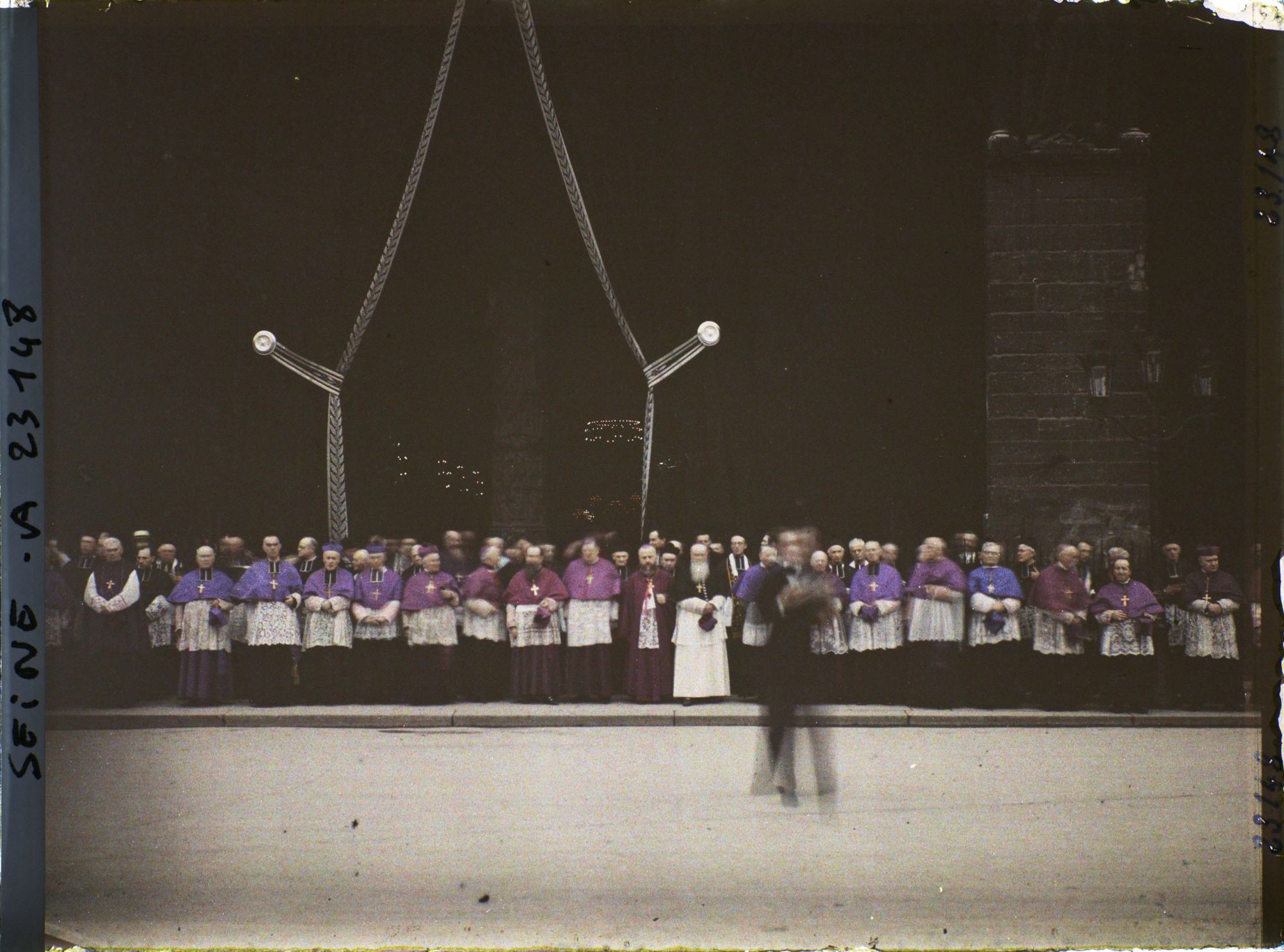 Image représentant Les funérailles de monseigneur Amette à la cathédrale de Notre-Dame, les hauts dignitaires attendant l'arrivée du cortège