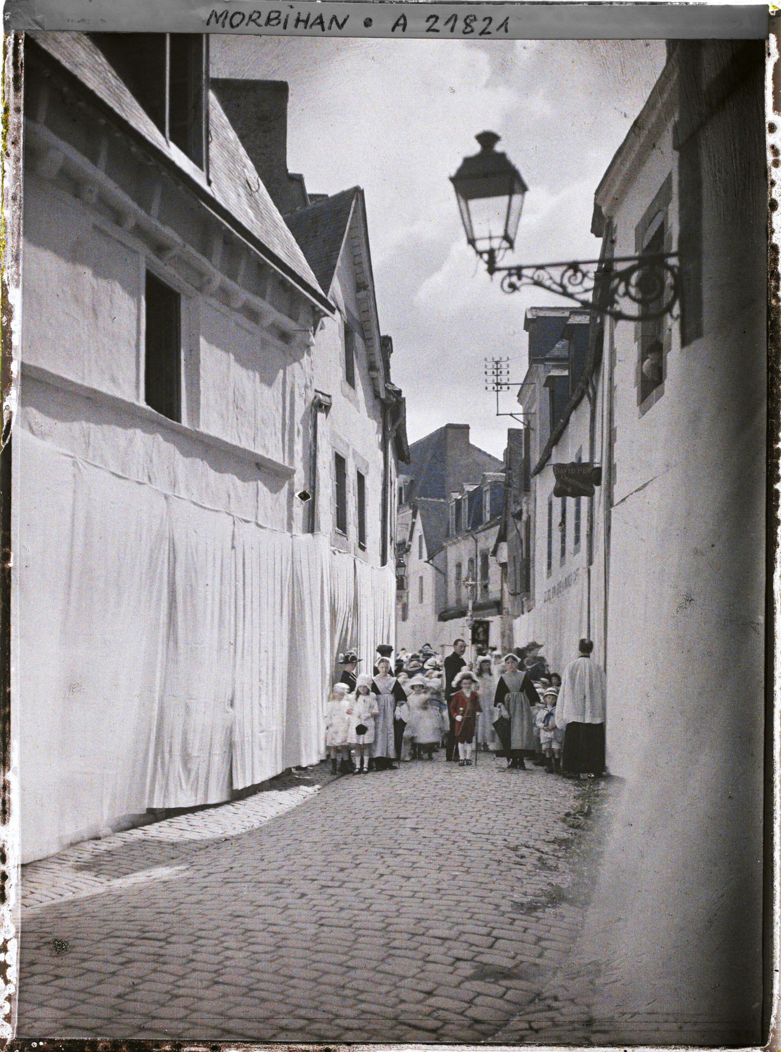 Image représentant La procession de la Fête-Dieu dans la rue du Belzic