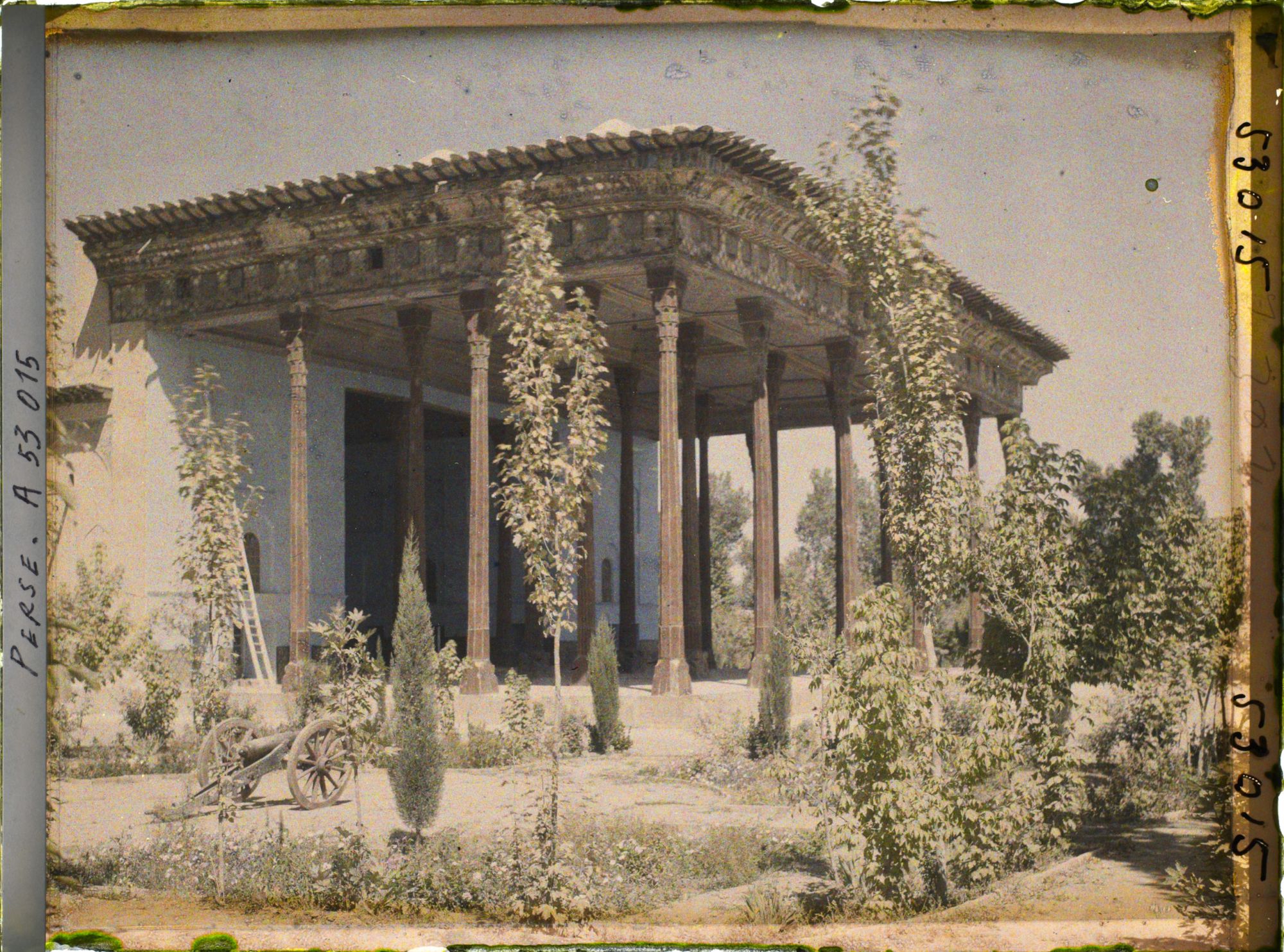 Image représentant Le Chehel Sotoun (pavillon des quarante colonnes) (1647), le portique côté jardin