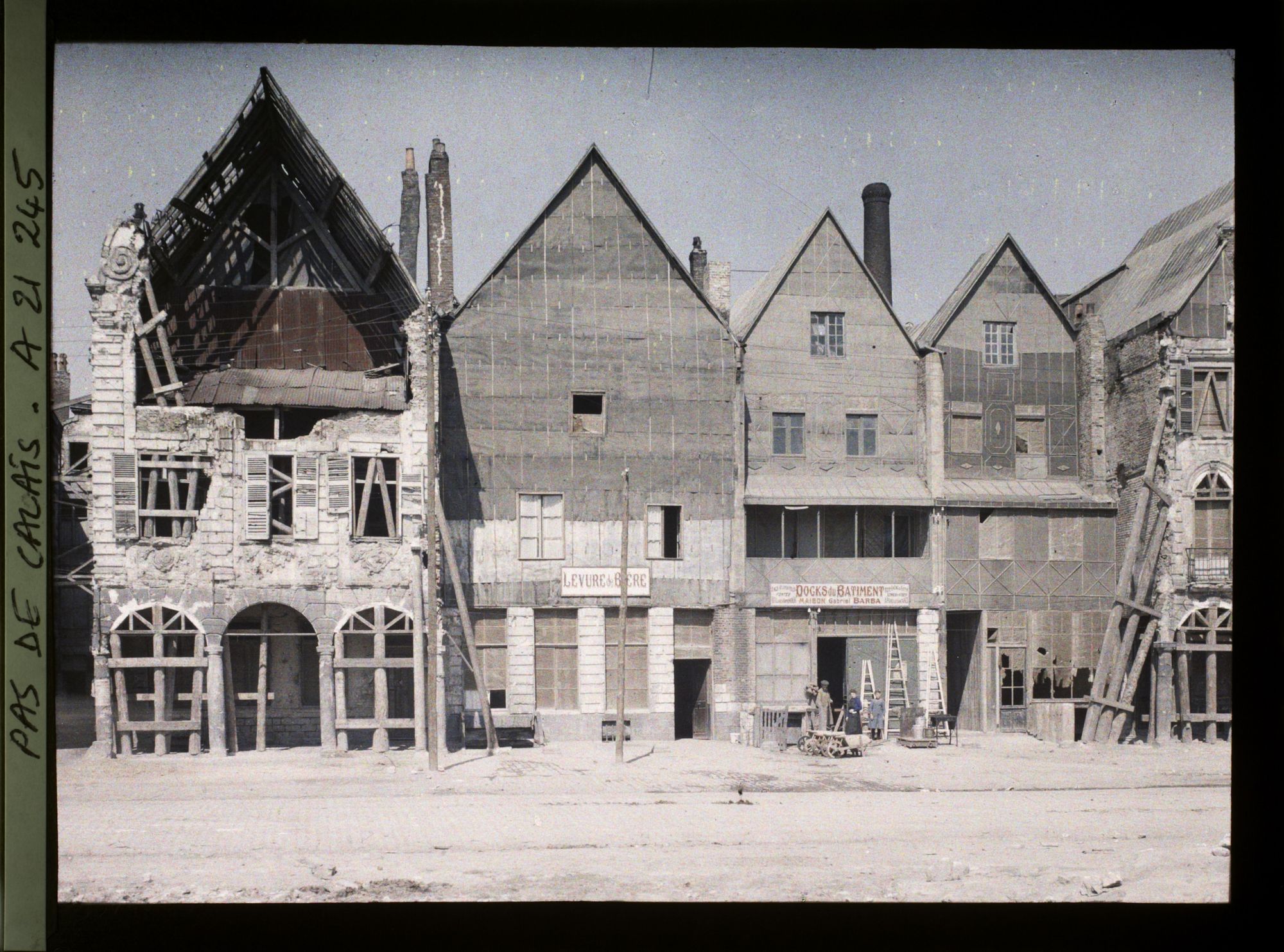 Image représentant France, Arras, Petite Place - Maisons réparées provisoirement