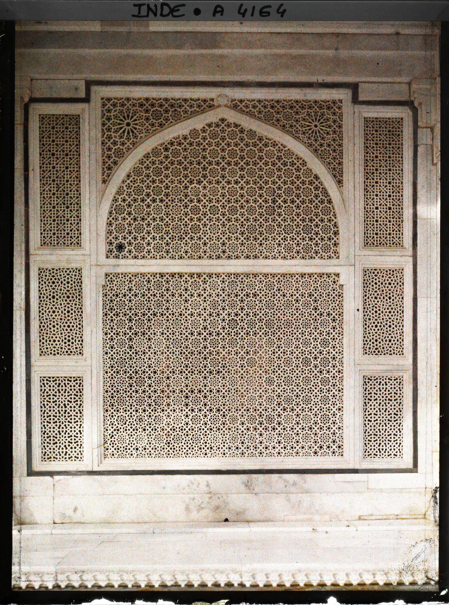 Image représentant Claustras de marbre ciselé ou jalis, vus de l'extérieur, du dargâh ou mausolée de Salim Chishti