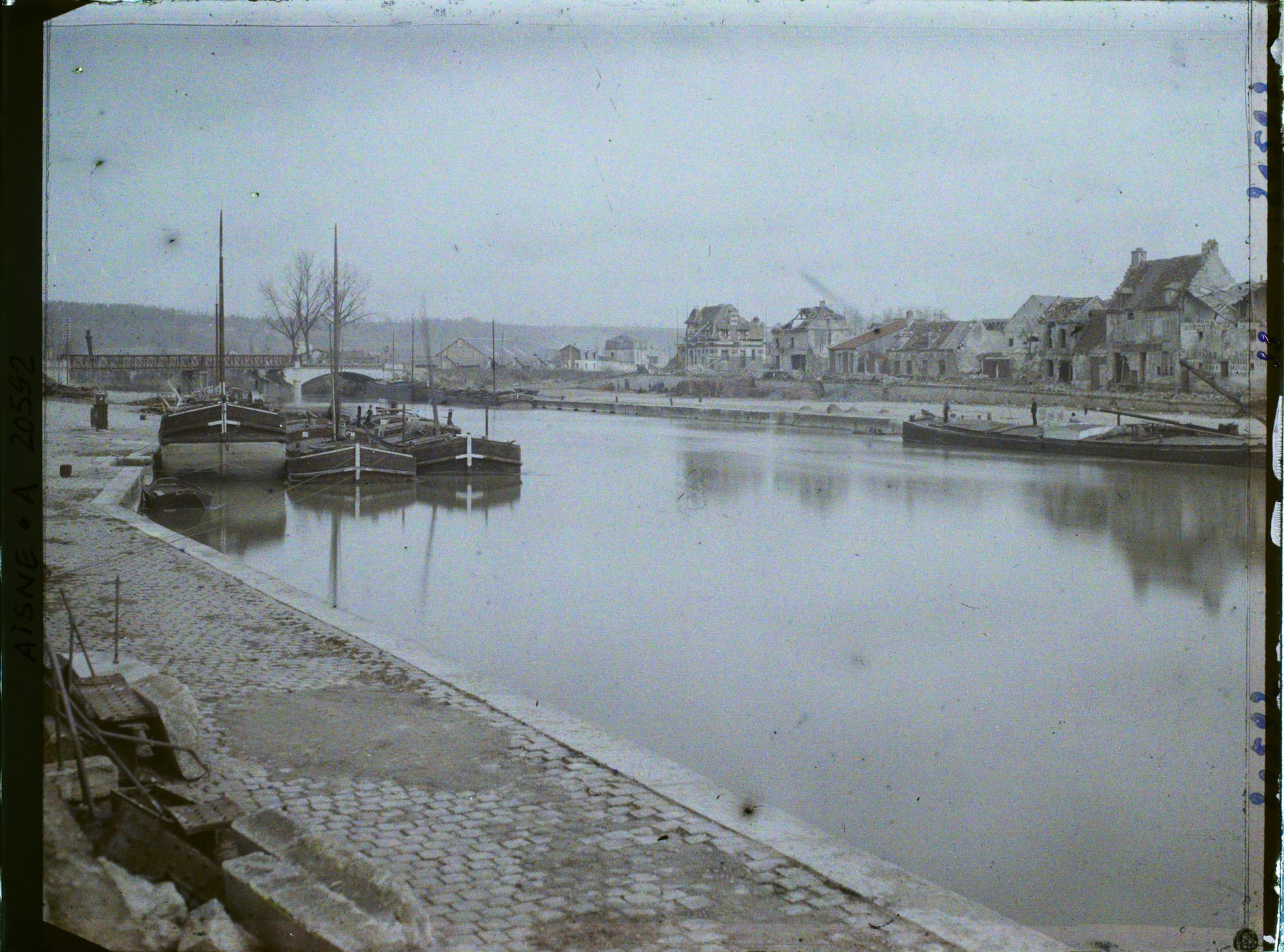 Image représentant France, Soissons, L'Aisne en aval du Vieux Pont