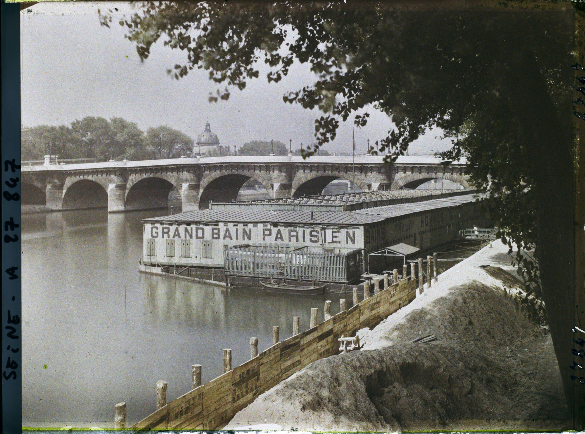 Image représentant Grand Bain parisien, le Pont-Neuf et l'Institut de France depuis la rive droite