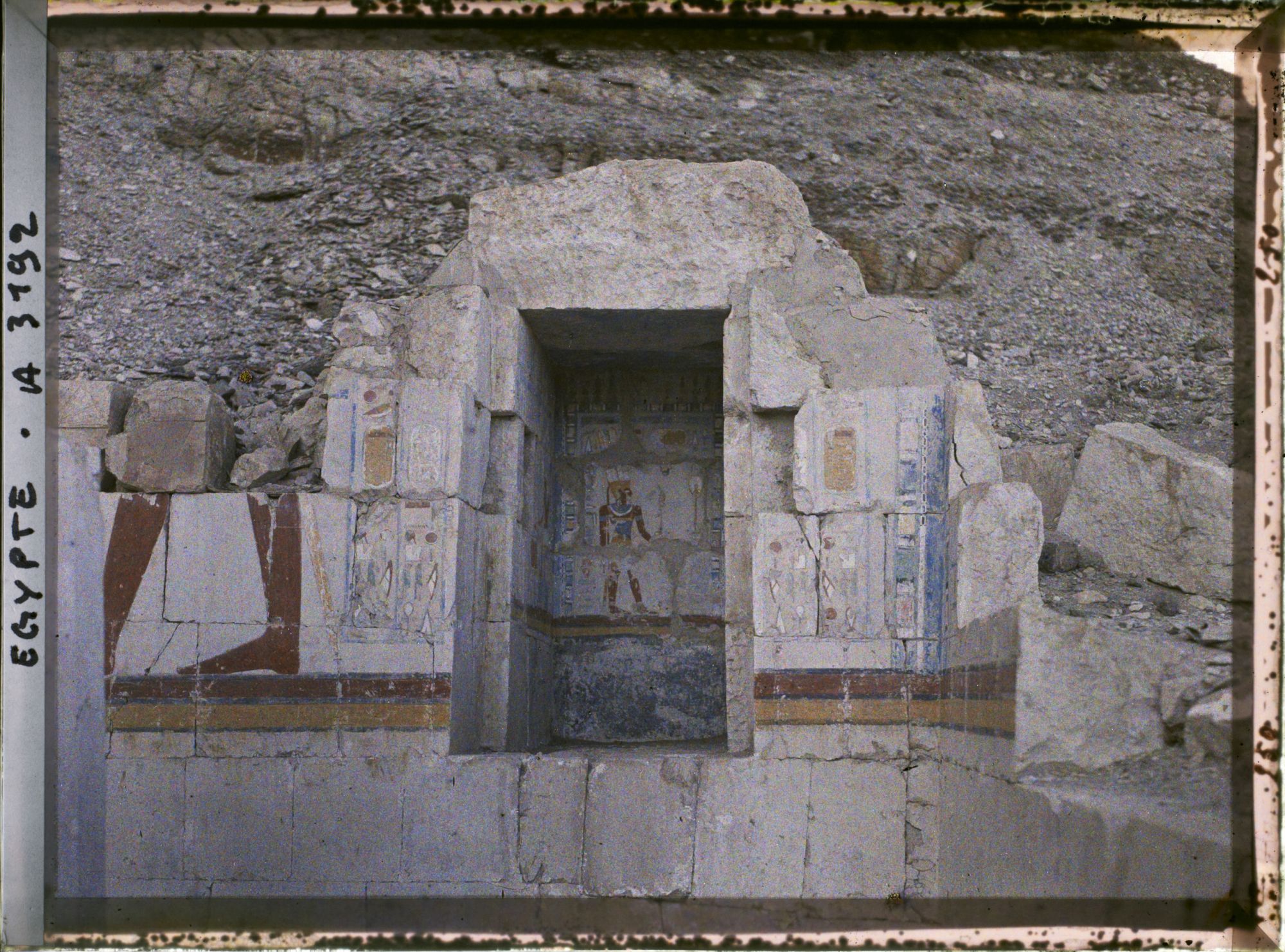Image représentant Niche peinte se trouvant sur la terrasse supérieure du temple d'Hatchepsout