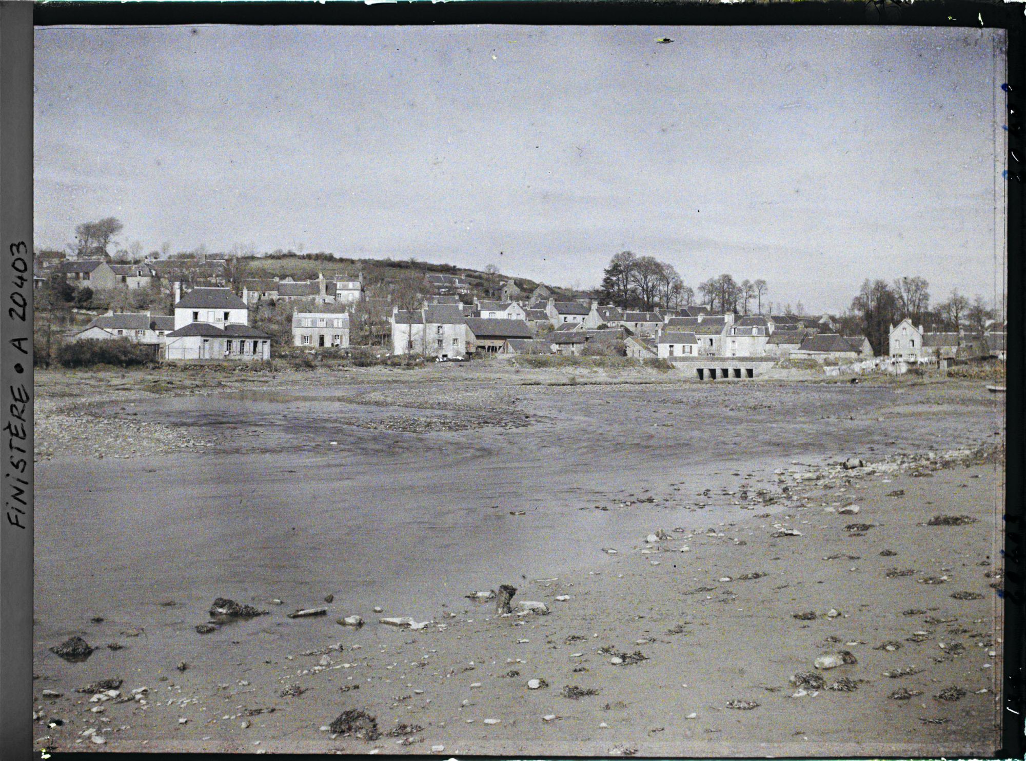 Image représentant La rivière Daoulas à marée basse et le village