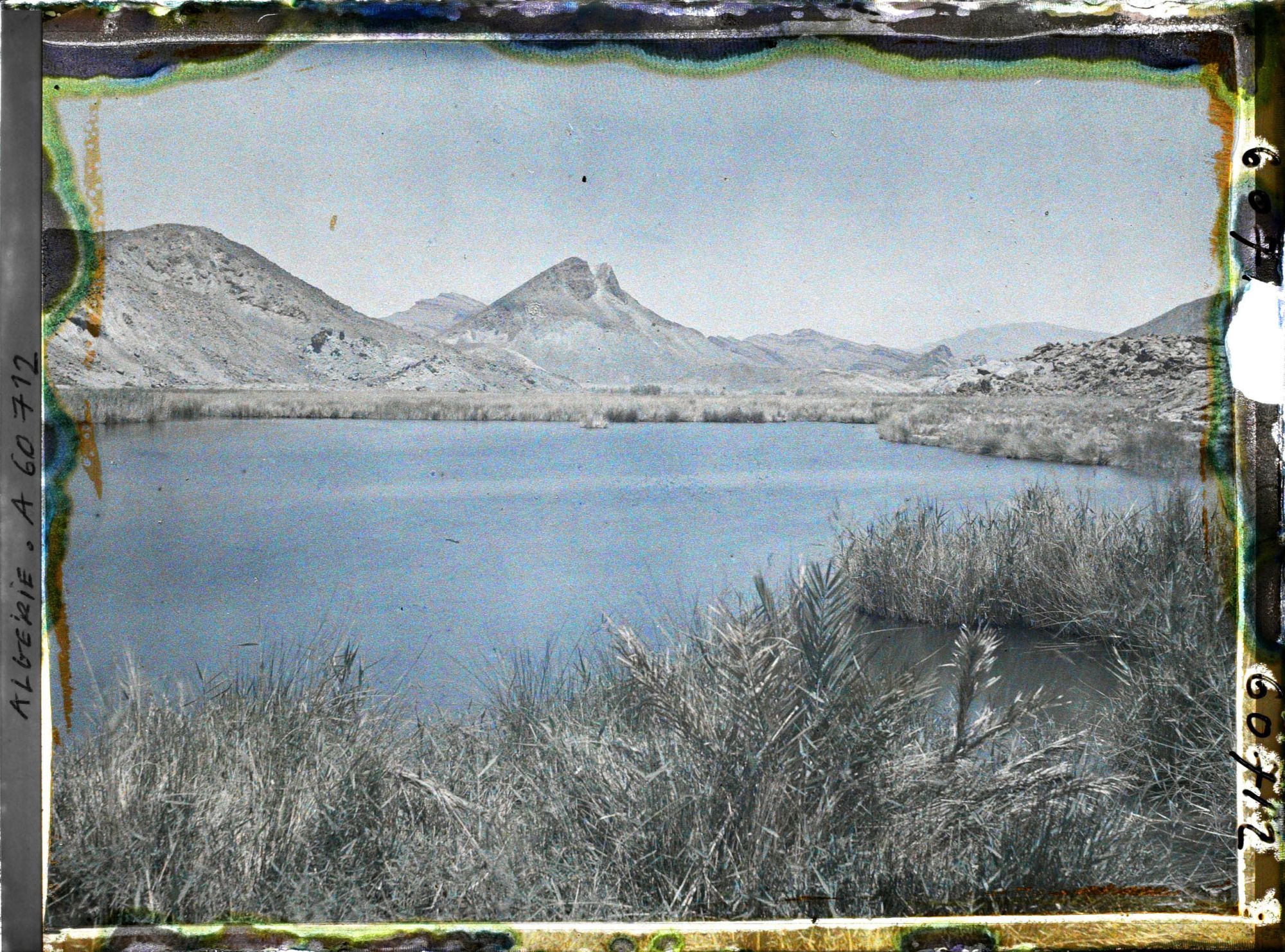 Image représentant Le lac avec les pitons de marne verte à l'arrière-plan