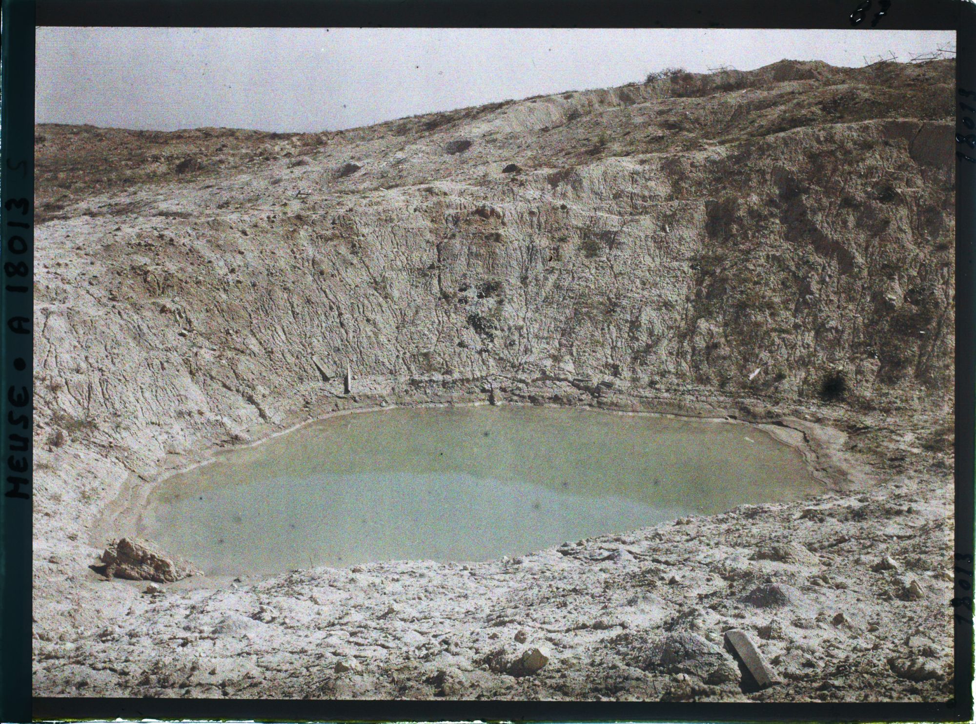 Image représentant France, Les Eparges, Crête des Eparges : un entonnoir de mine (N° 2)