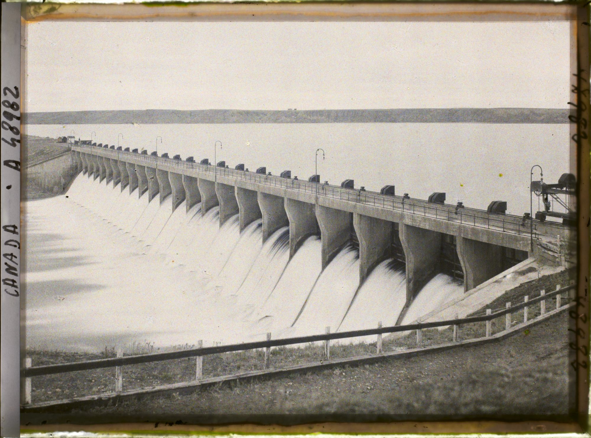 Image représentant Canada, Bassano, Barrage de la Bosse - Vue vers le N. O.