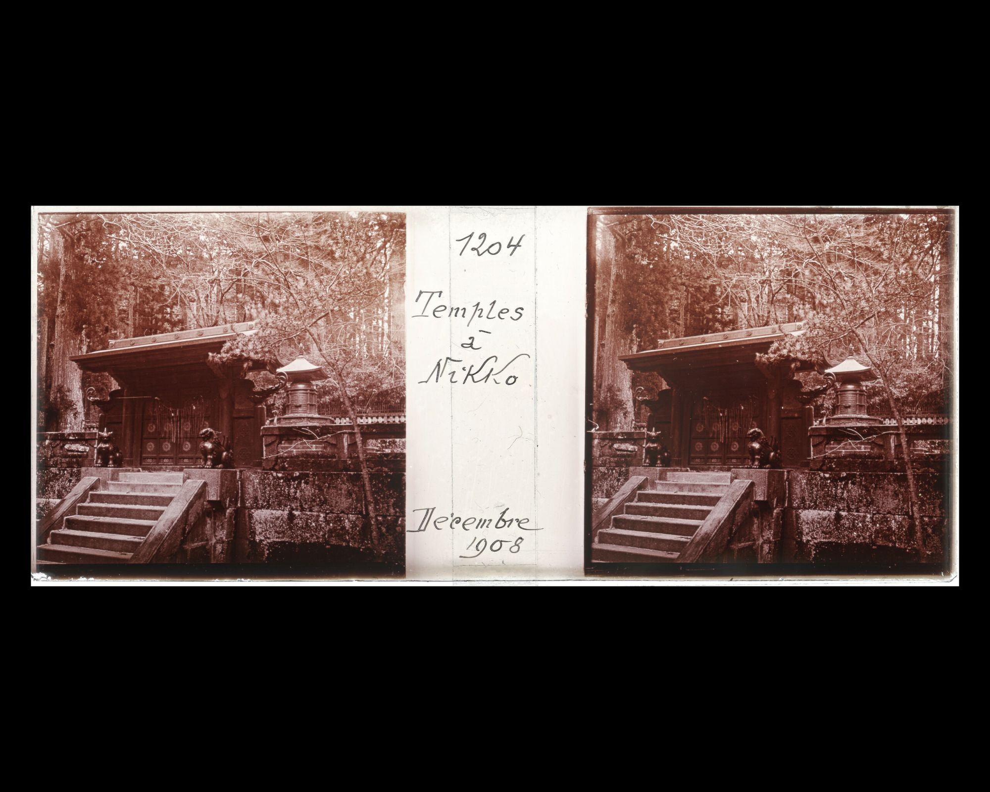 Image représentant L'escalier conduisant à l'Oku-no-in, l'urne-reliquaire du Shogun Tokugawa Ieyasu dans le sanctuaire Tôshôgû