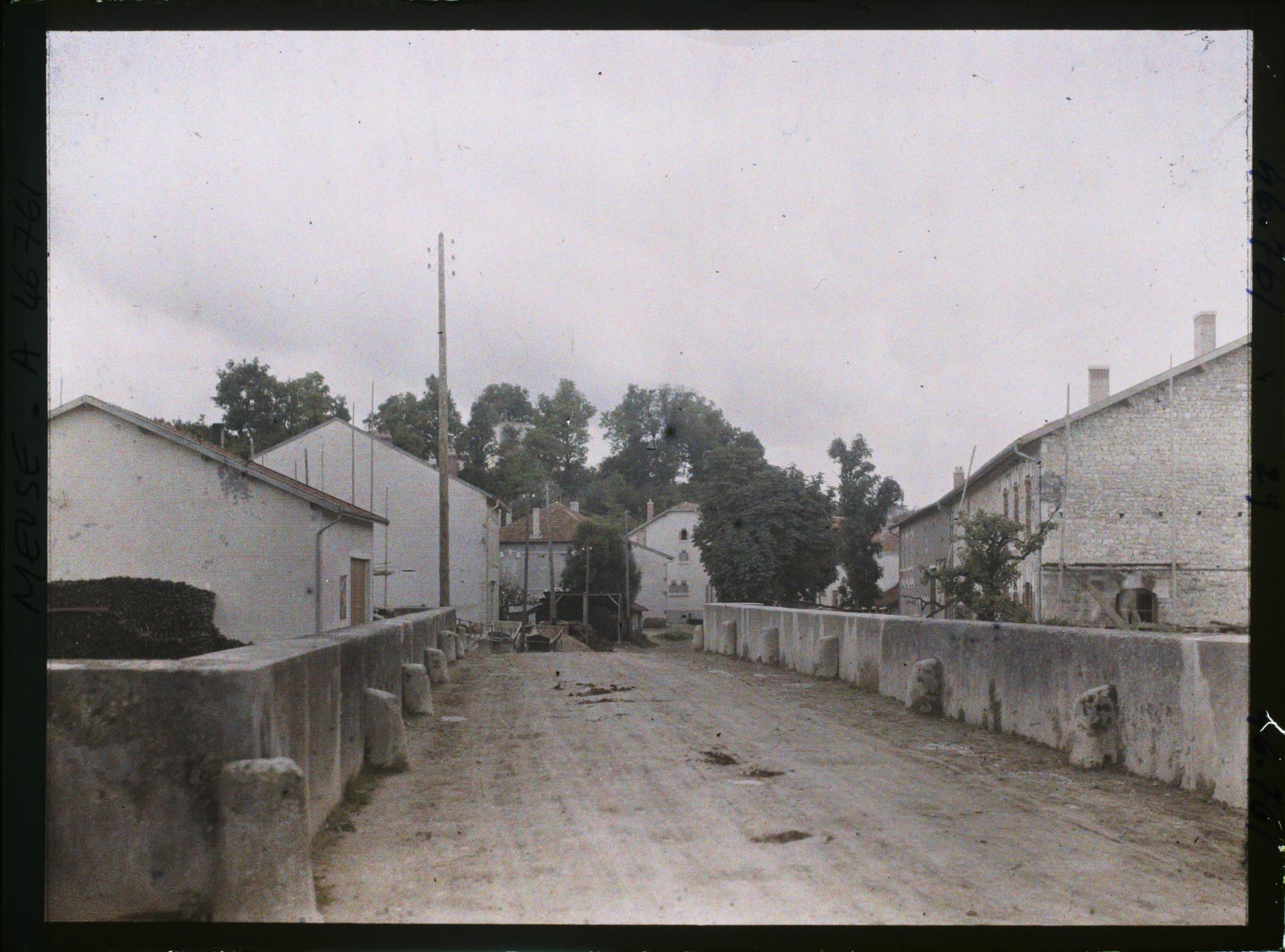 Image représentant France, Aubréville (Meuse) 767h, Le Pont et l'entrée du bourg