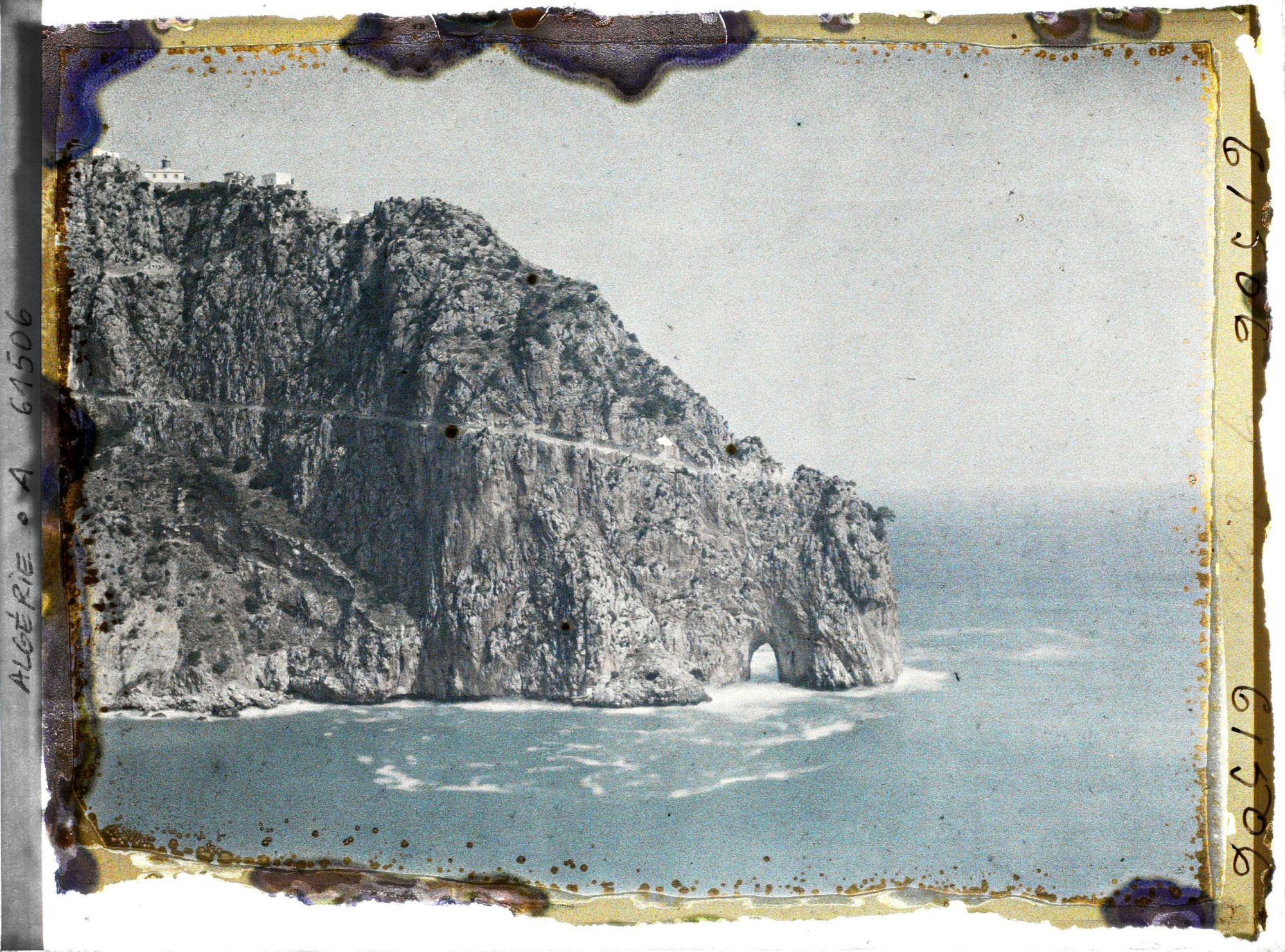 Image représentant Le cap Carbon, la roche percée et le phare