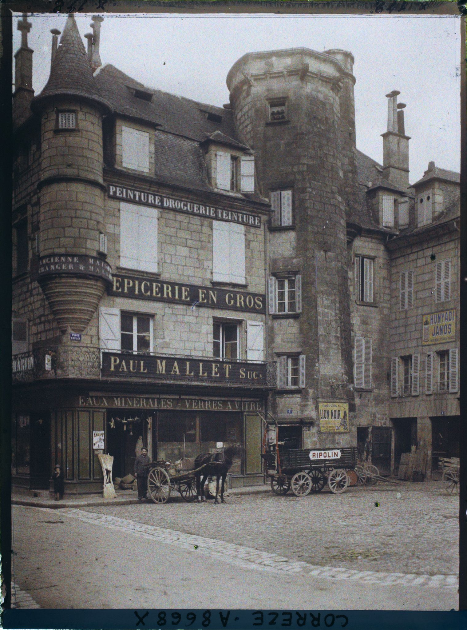 Image représentant La place Latreille avec l'Hôtel Maillard-Quinhart dit des Tours Saint-Martin