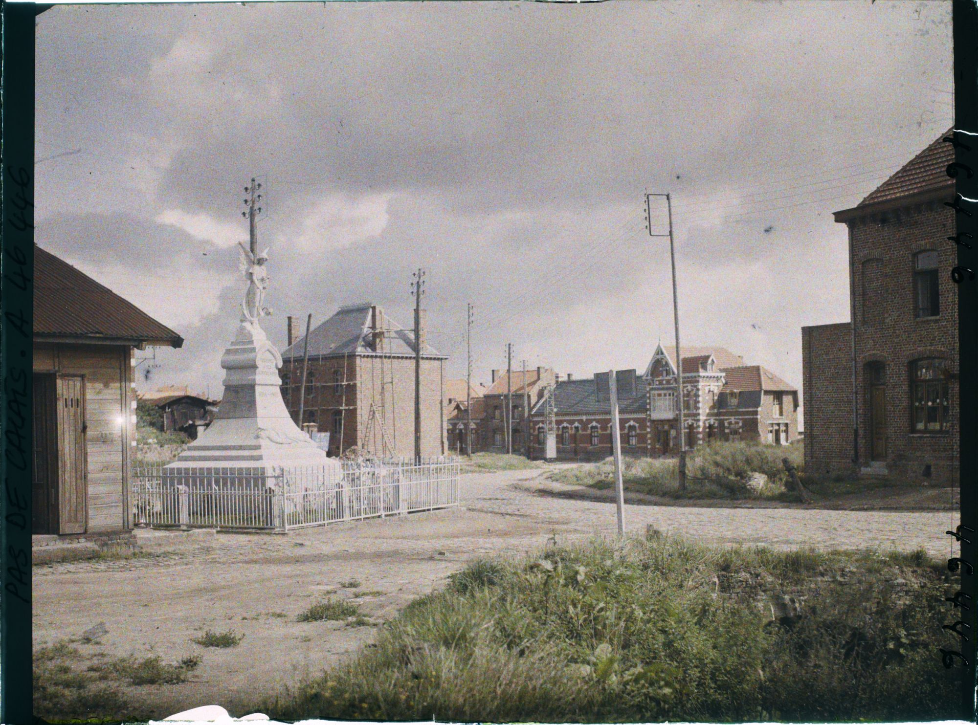 Image représentant France, Souchez, Place de la Mairie et Monumt aux Morts