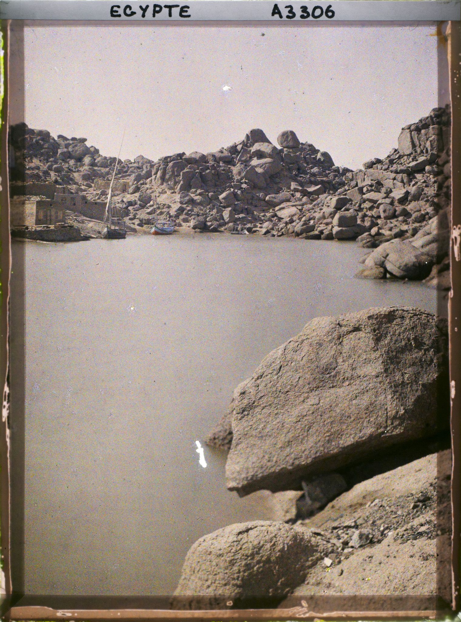 Image représentant Village au bord du Nil près du temple d'Isis