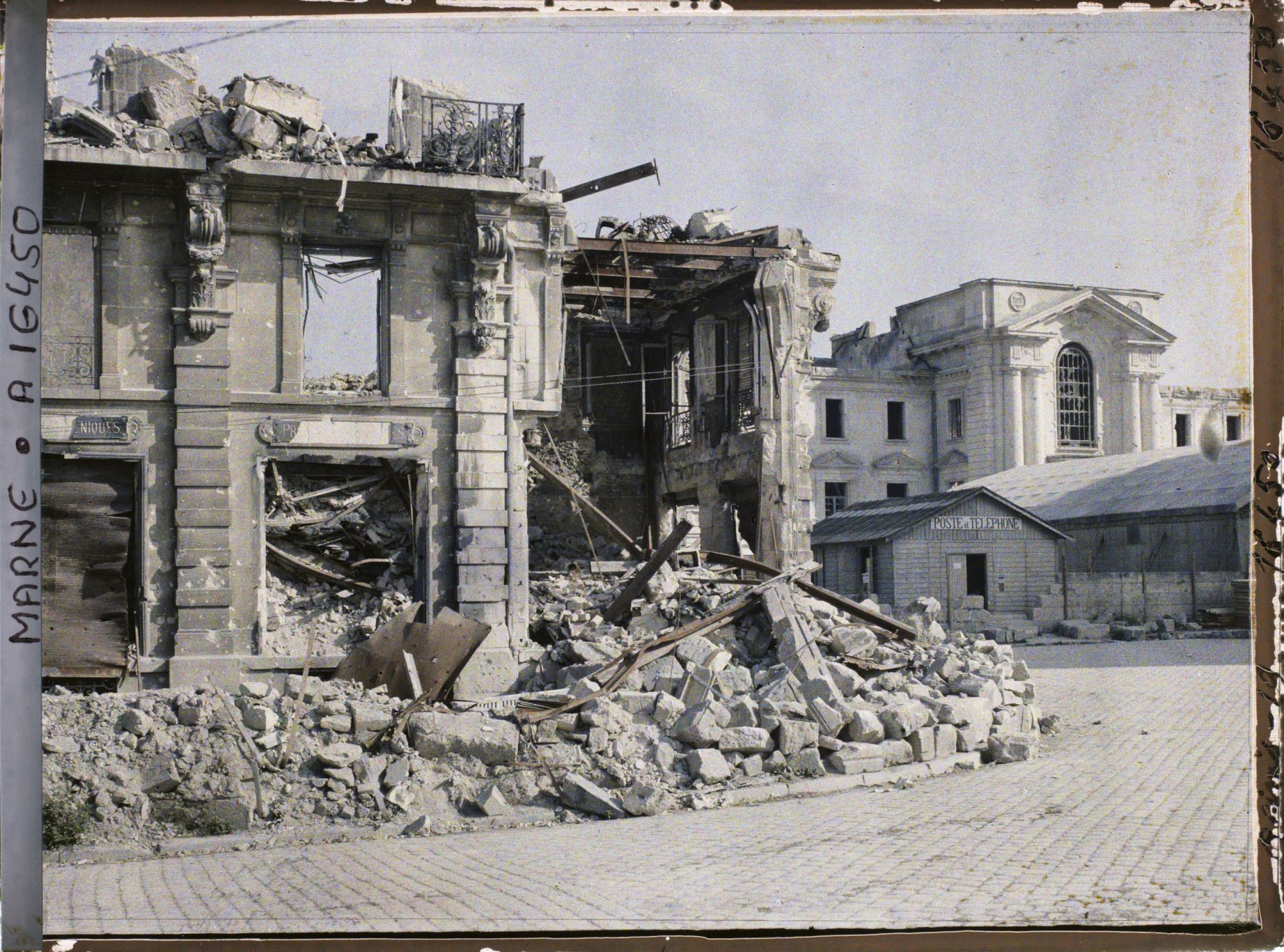 Image représentant France, Reims, La Place de la Cathédrale & le Bau de Poste, au fond, le Palais de Justice