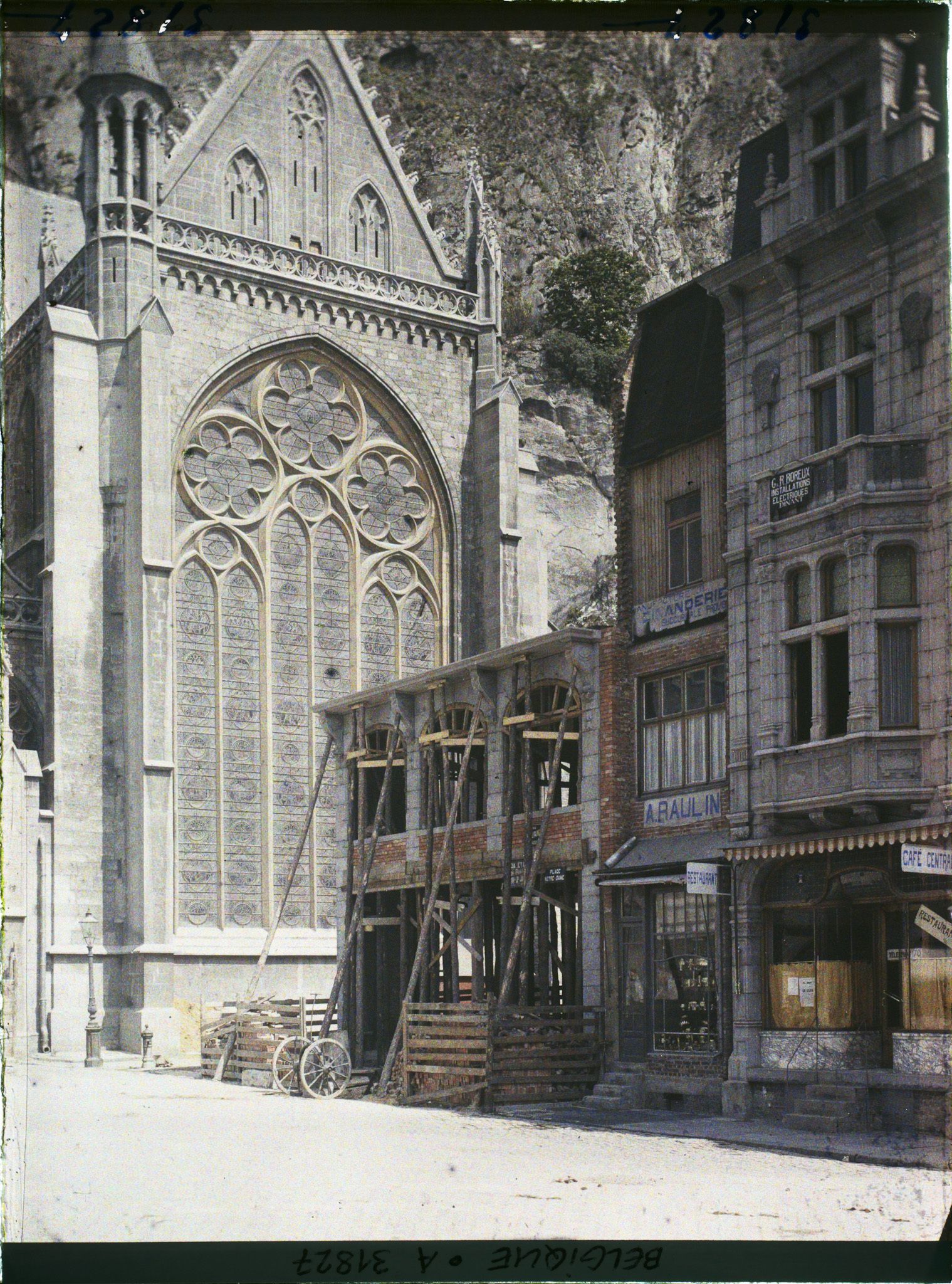 Image représentant Belgique, Dinant, Reconstructions Place Notre-Dame