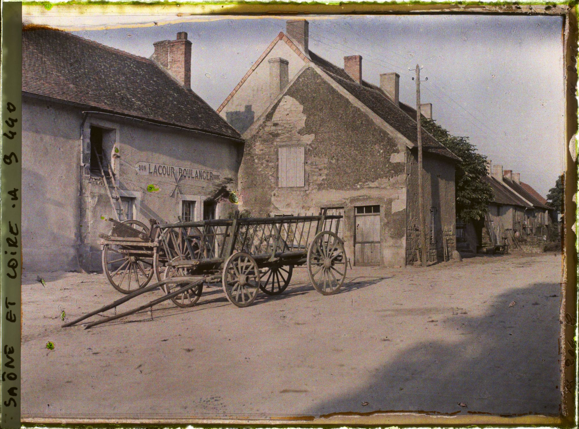 Image représentant Deux charettes de galvachers devant des habitations et la boulangerie du village