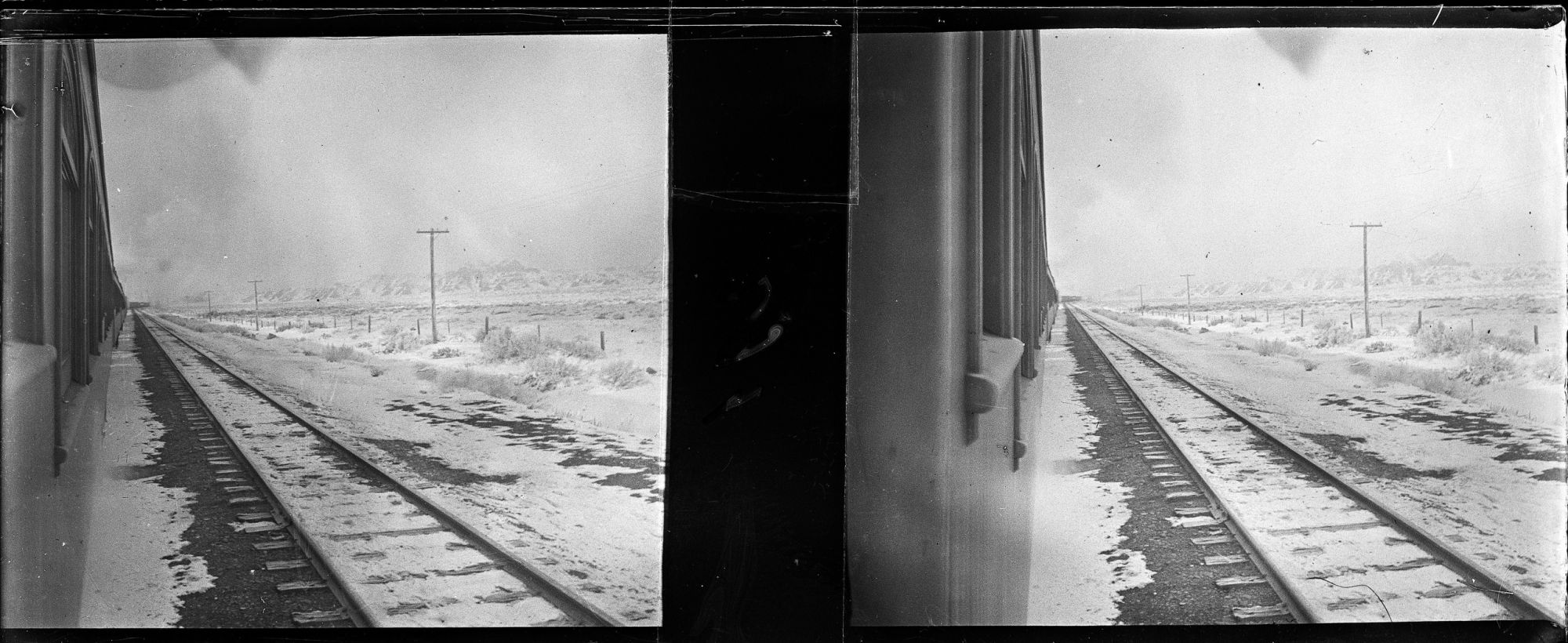 Image représentant Le paysage enneigé vu du train à l'arrêt, probablement la nuit