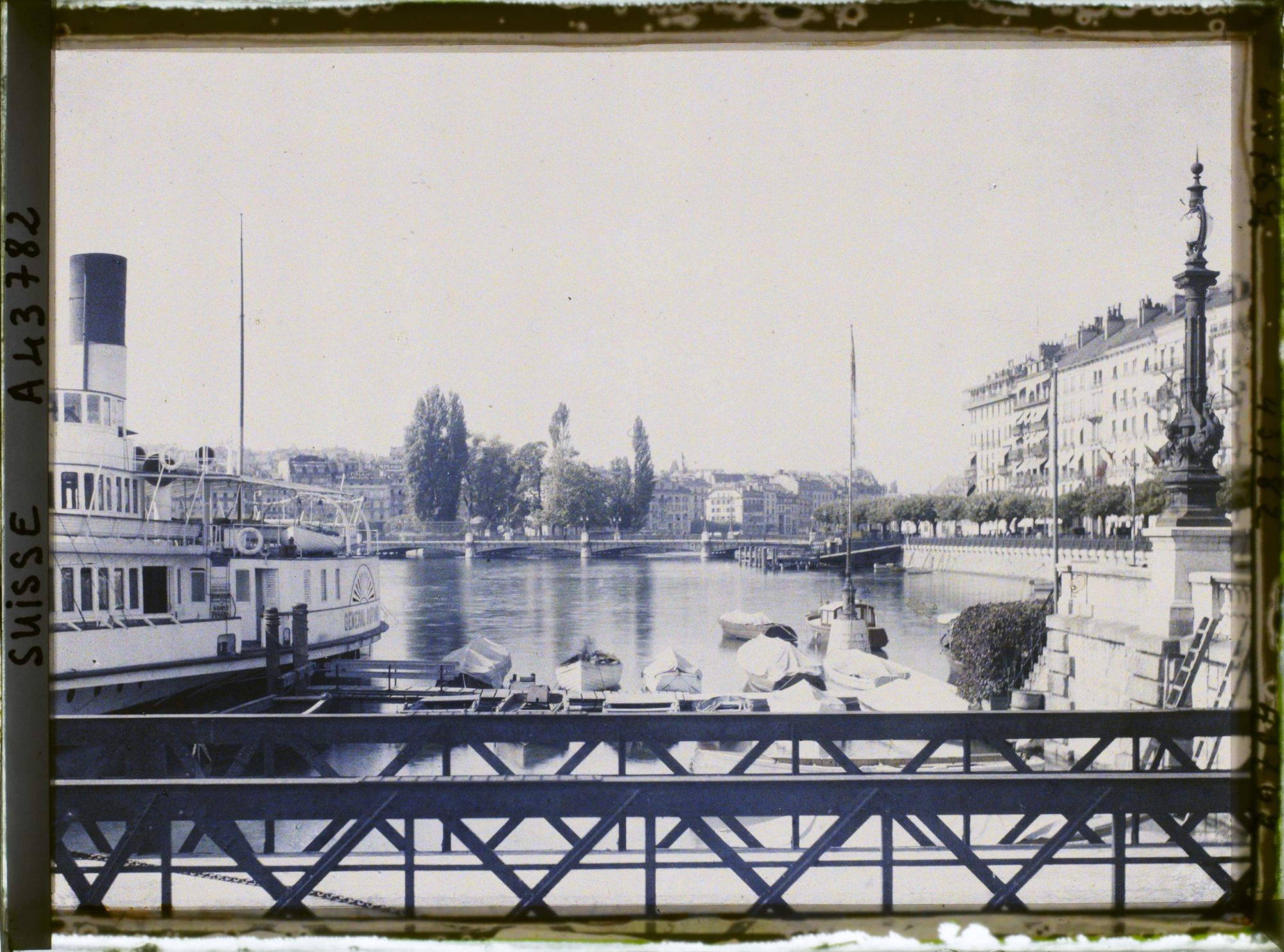 Image représentant Le bateau à vapeur Général Dufour à l'embarcadère du quai du Mont-Blanc