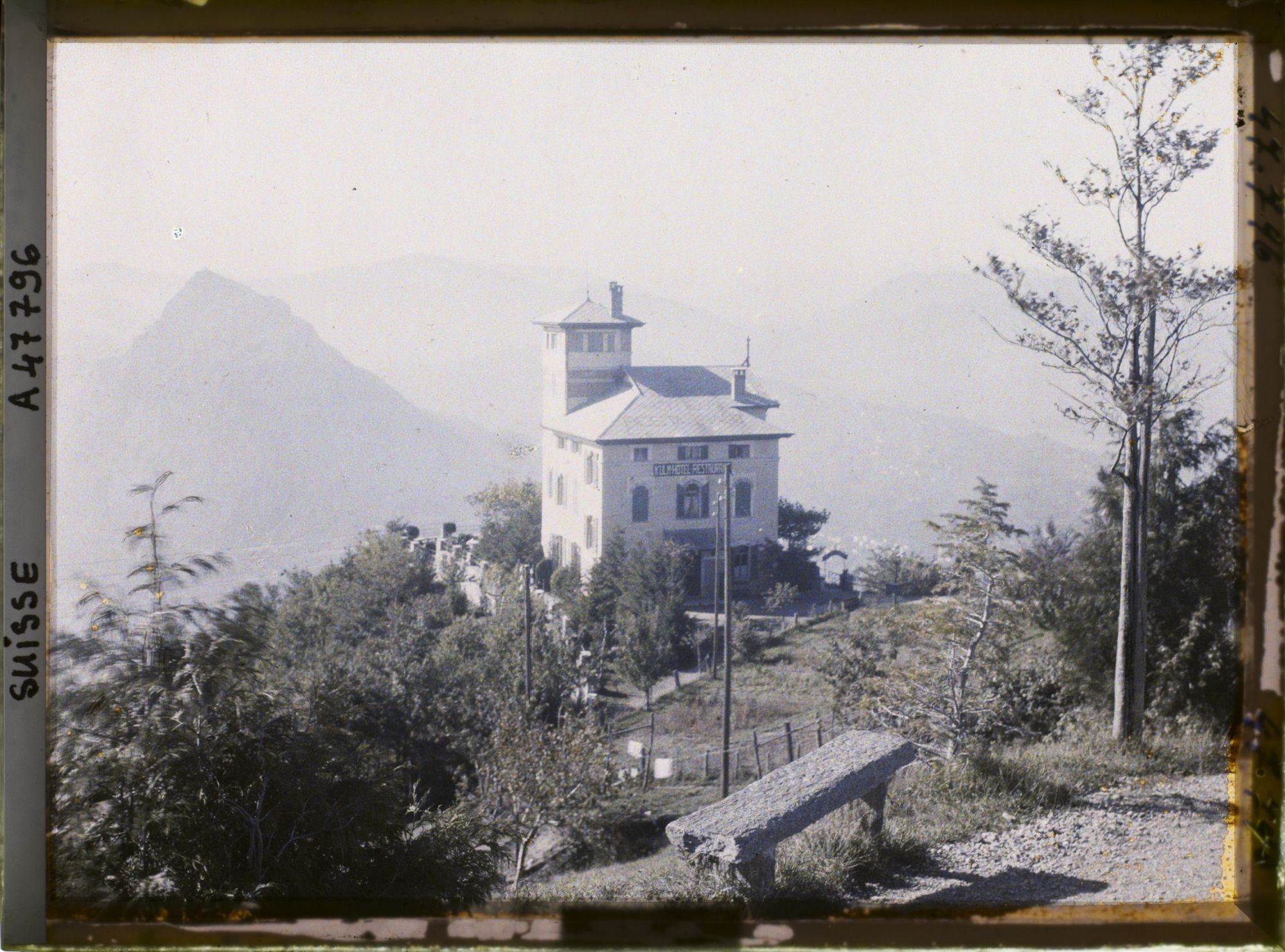 Image représentant Le Ristorante Vetta sur le Monte Brè, devant le Monte San Salvatore