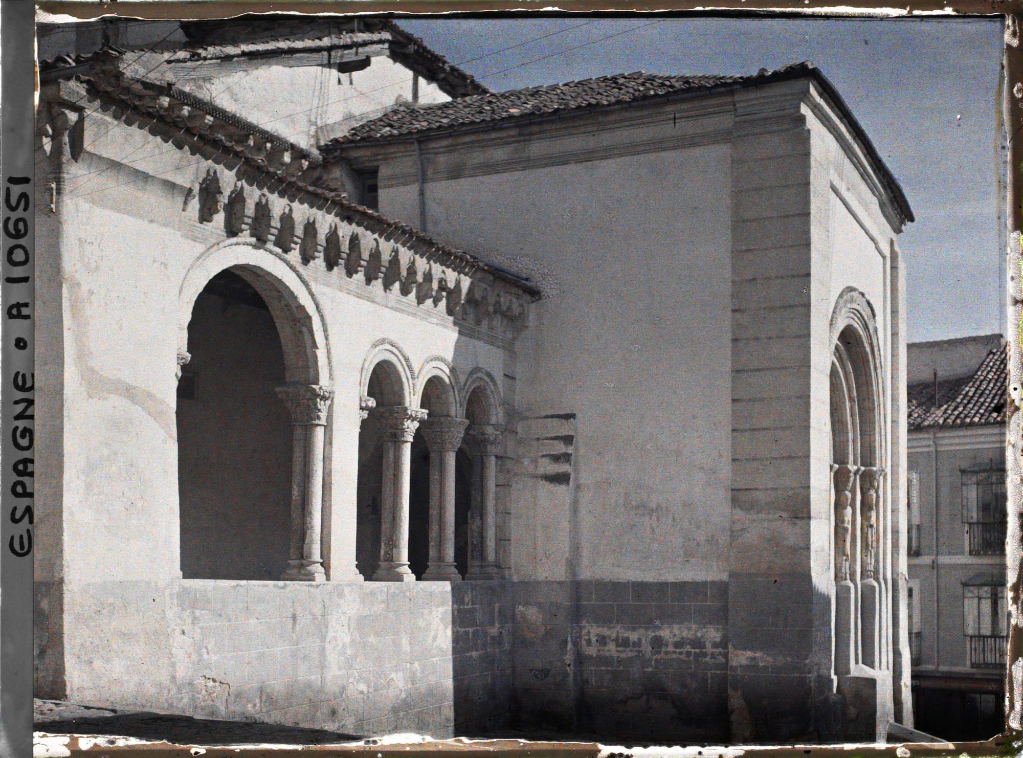 Image représentant Espagne, Ségovie, La partie Vieille (Romane) du Cloître de St Martin et sur la dr. la porte principale